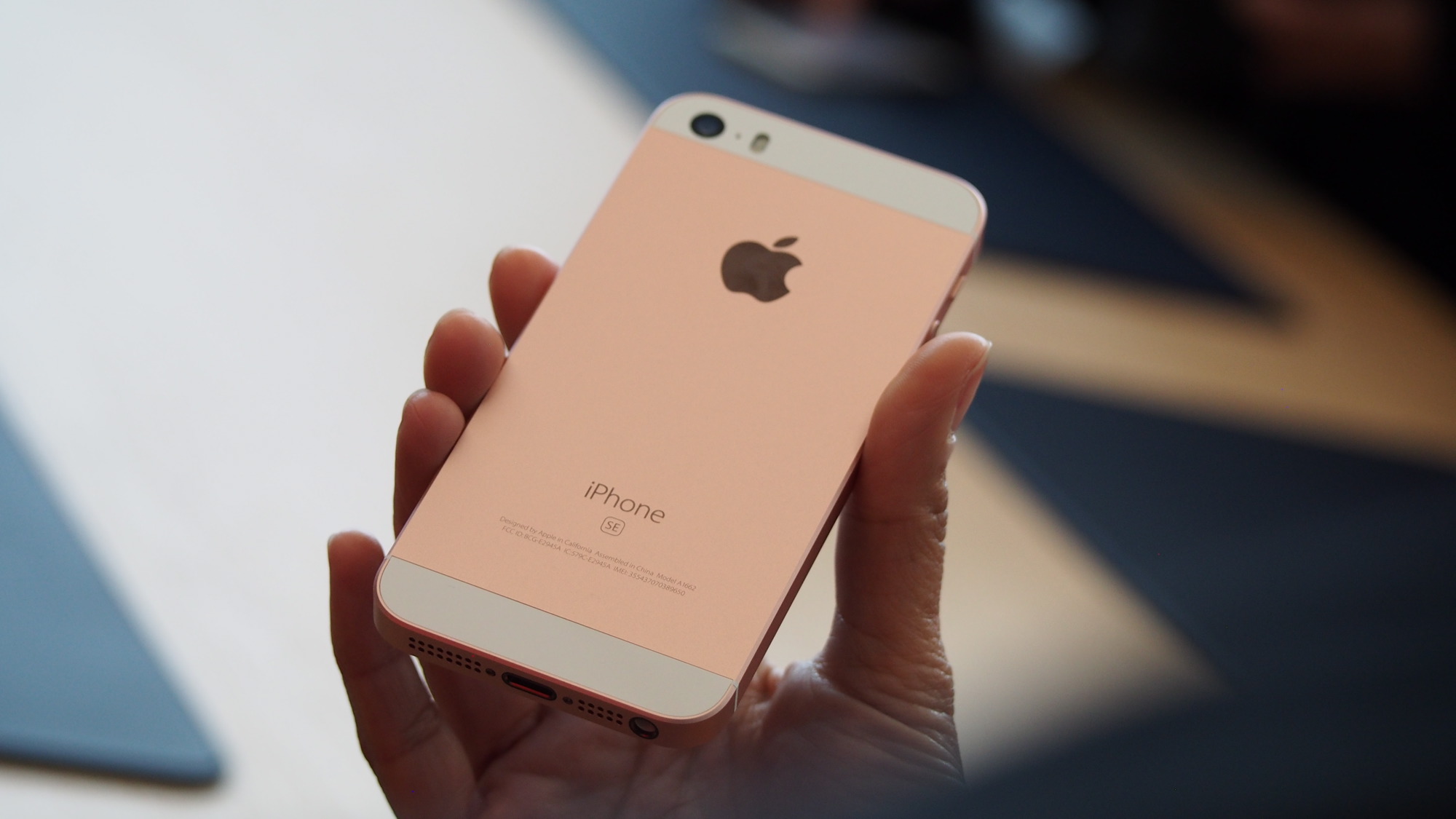 Apple iPhone SE (2016) back