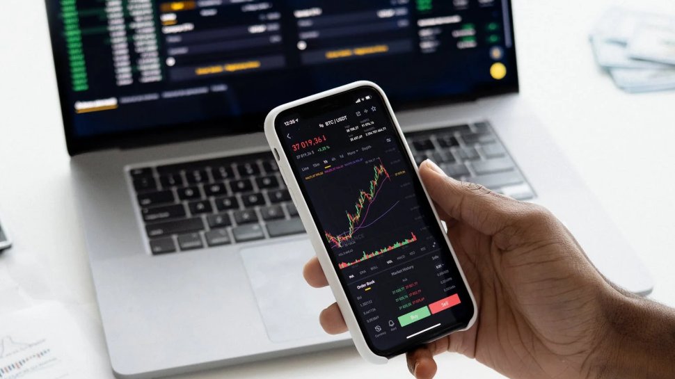 A person trading forex on their smartphone.