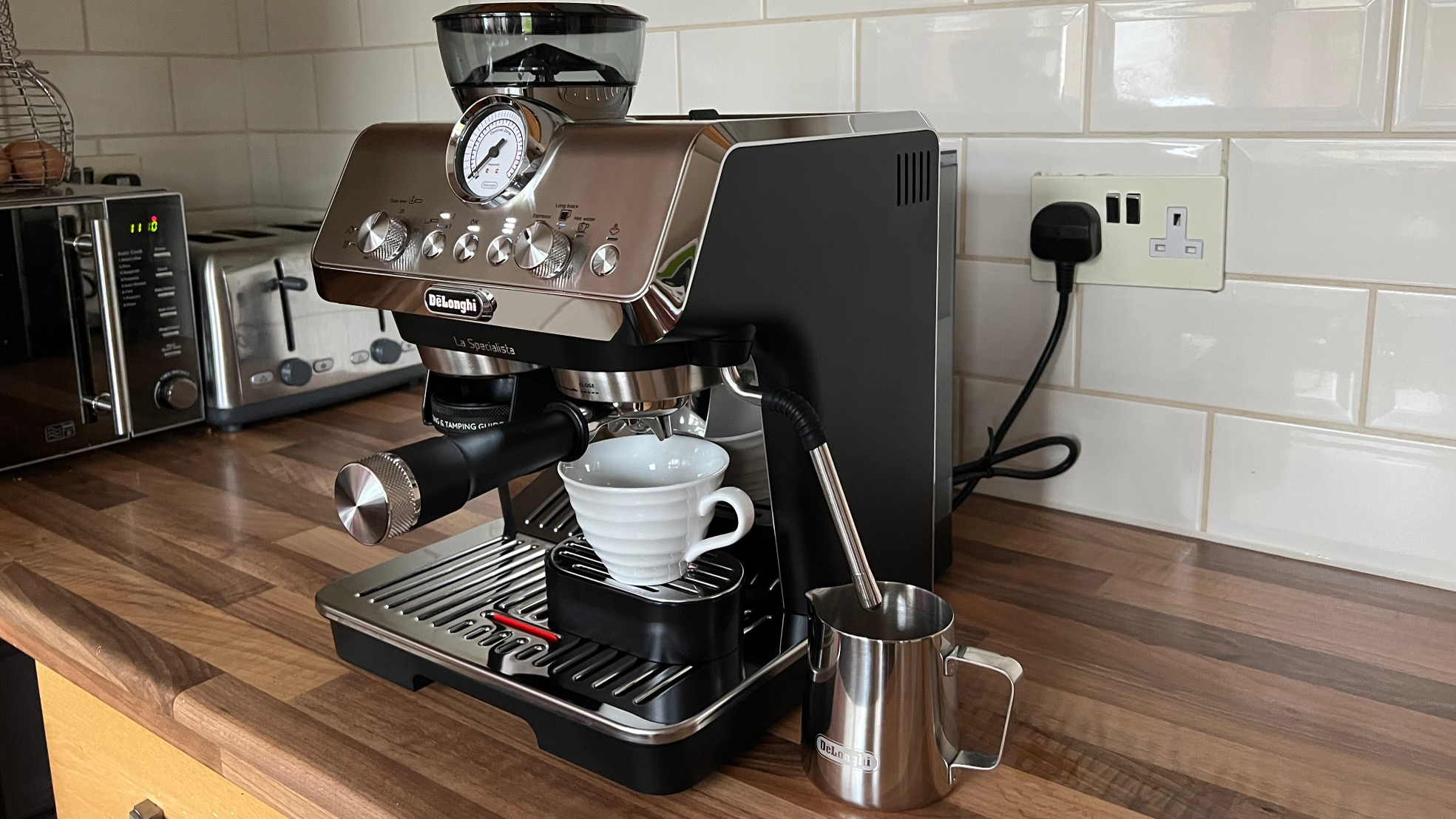 The side view of the De&amp;rsquo;Longhi La Specialista Arte EC9155MB