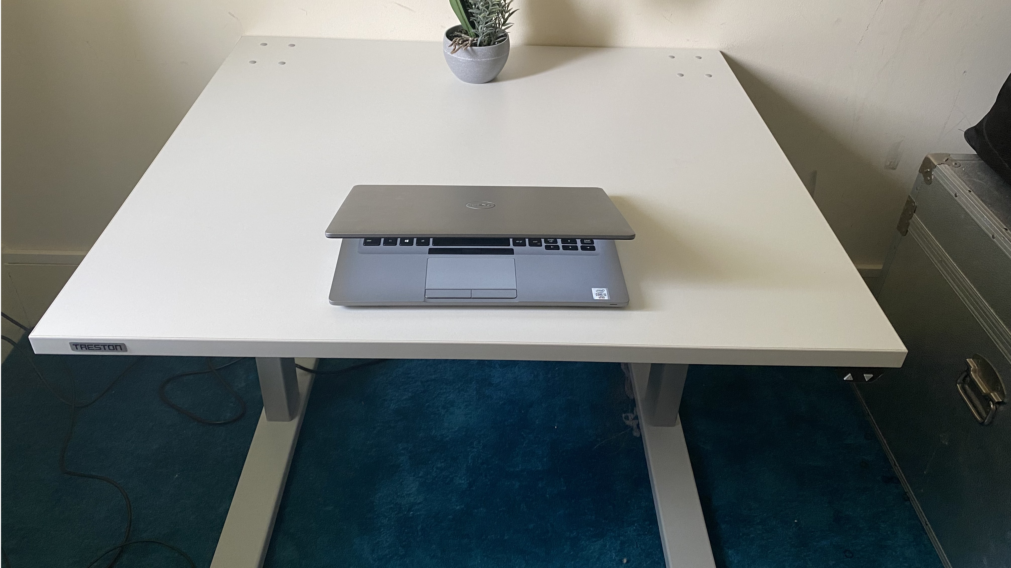 Teston standing desk