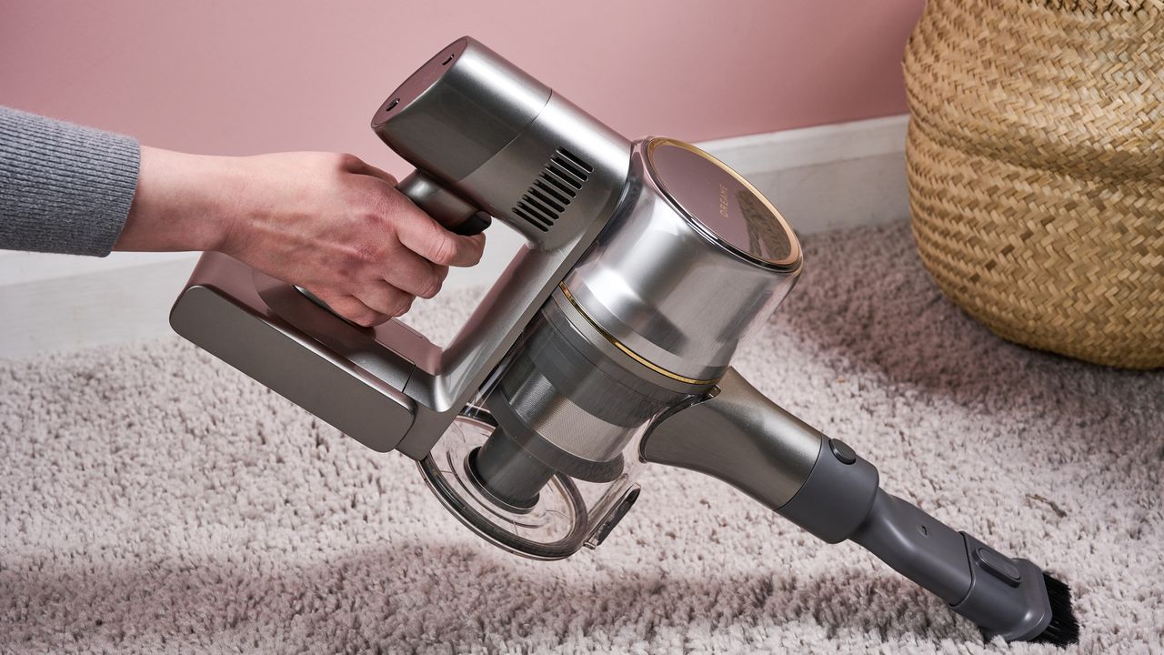 Dreame R20 vacuum in handheld mode