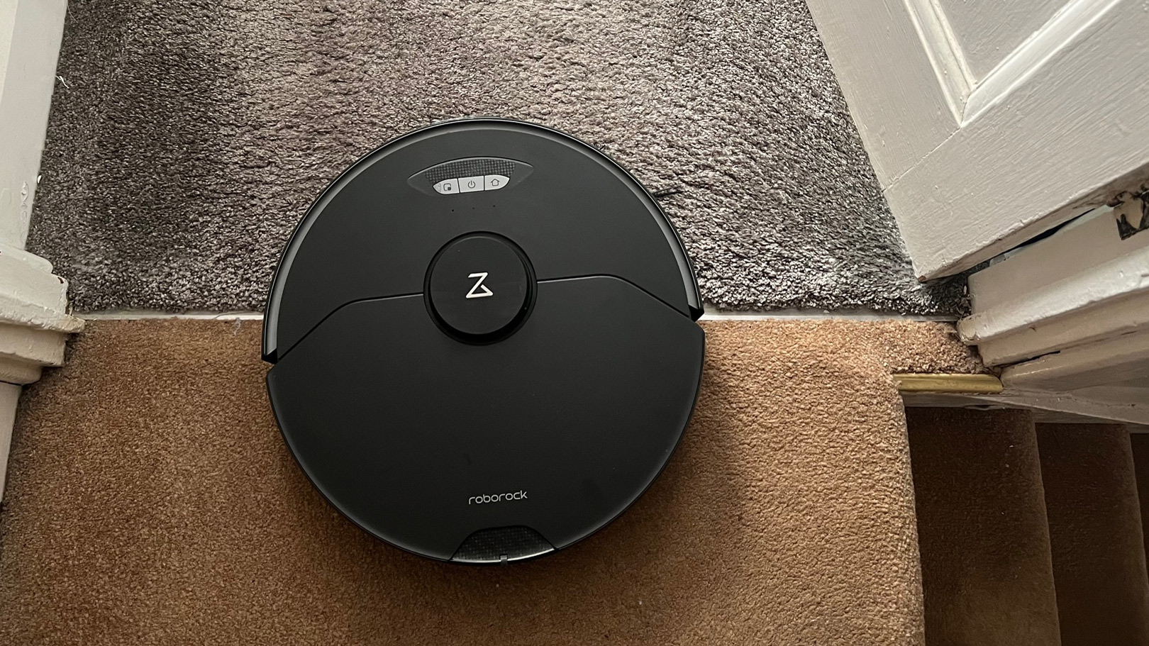 The Roborock S7 MaxV Ultra mkoving between two different pile carpets