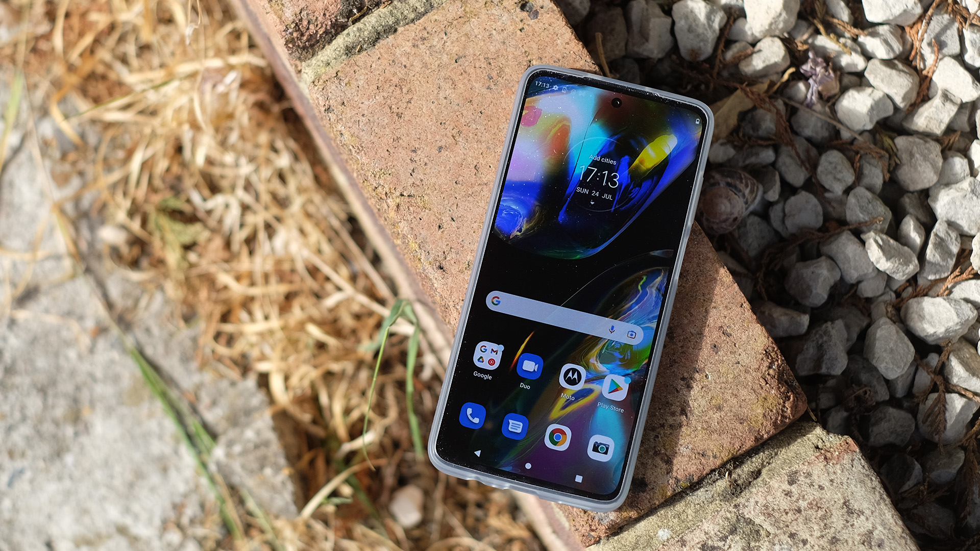 Motorola Moto G82 front display angled