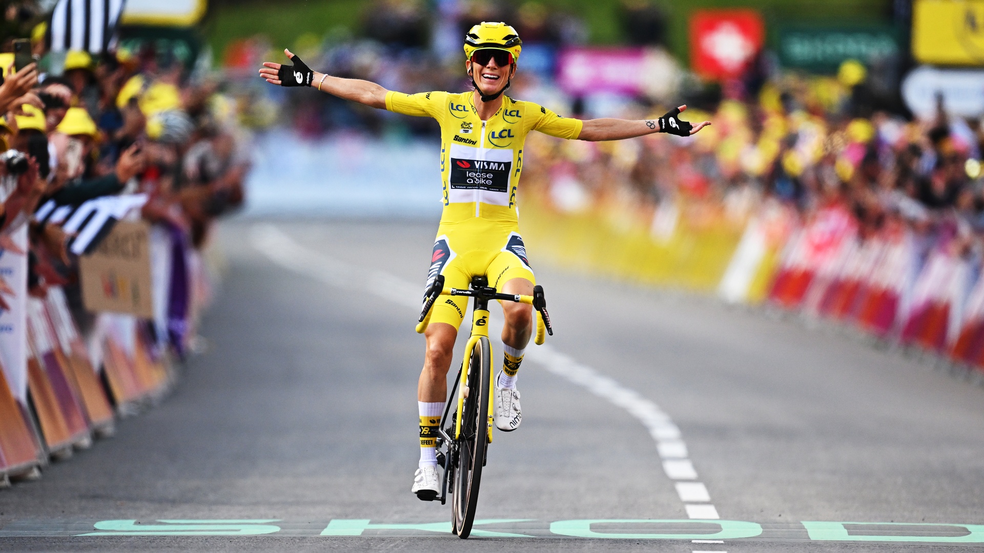 Pauline Ferrand-Prevot celebrates winning the Tour de France Femmes in 2025