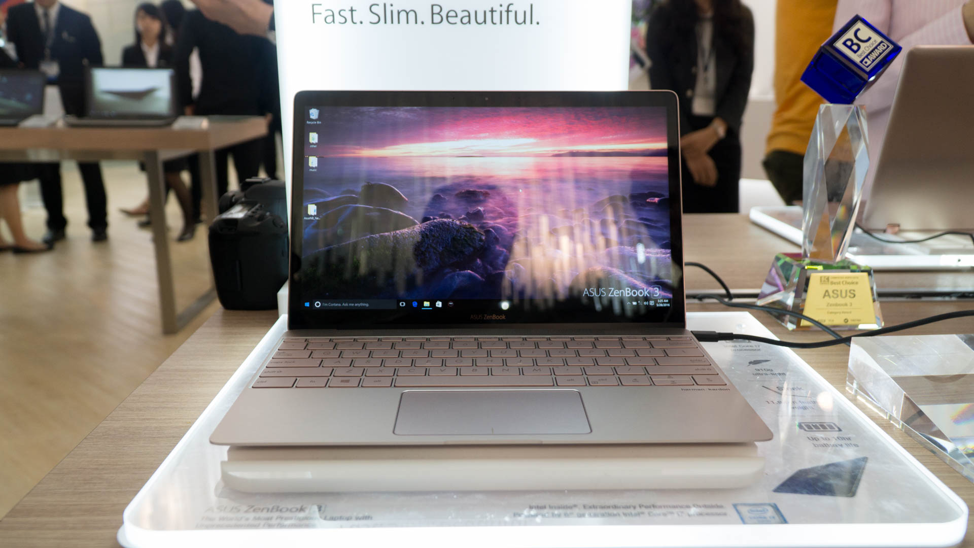 Asus ZenBook 3 one-ups the MacBook
