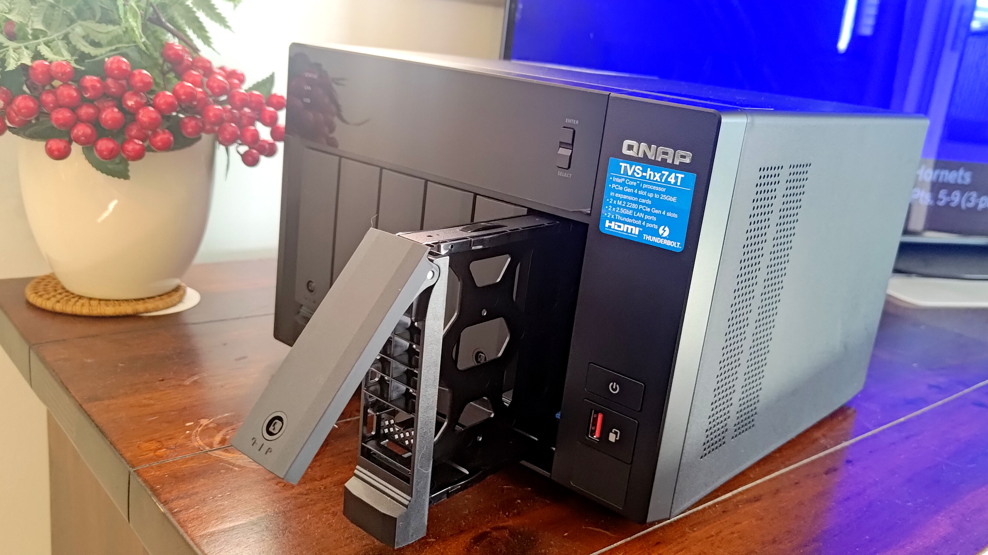 QNAP TVS-H674T NAS