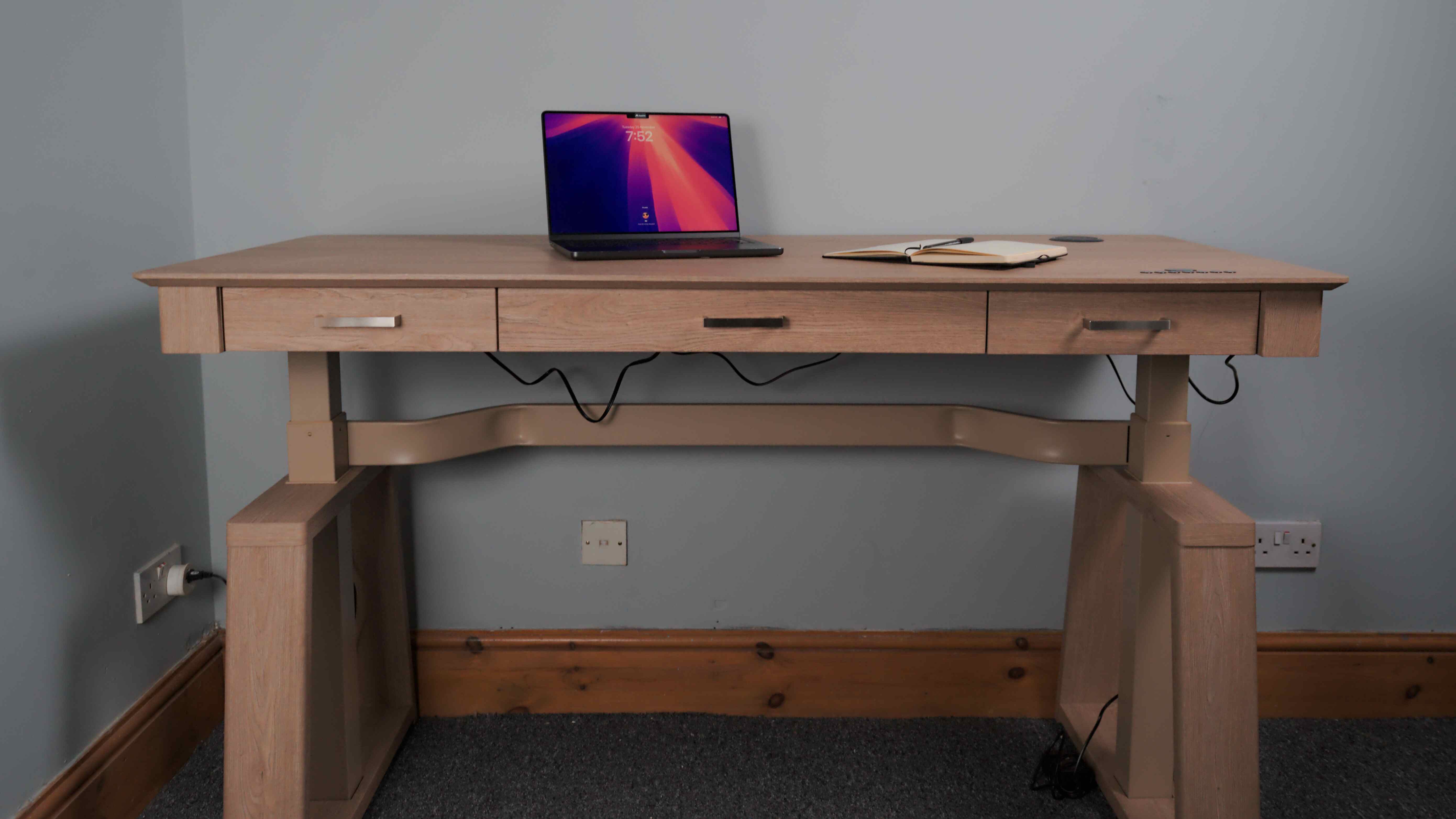 Eureka Ergonomic Ark EL Executive header