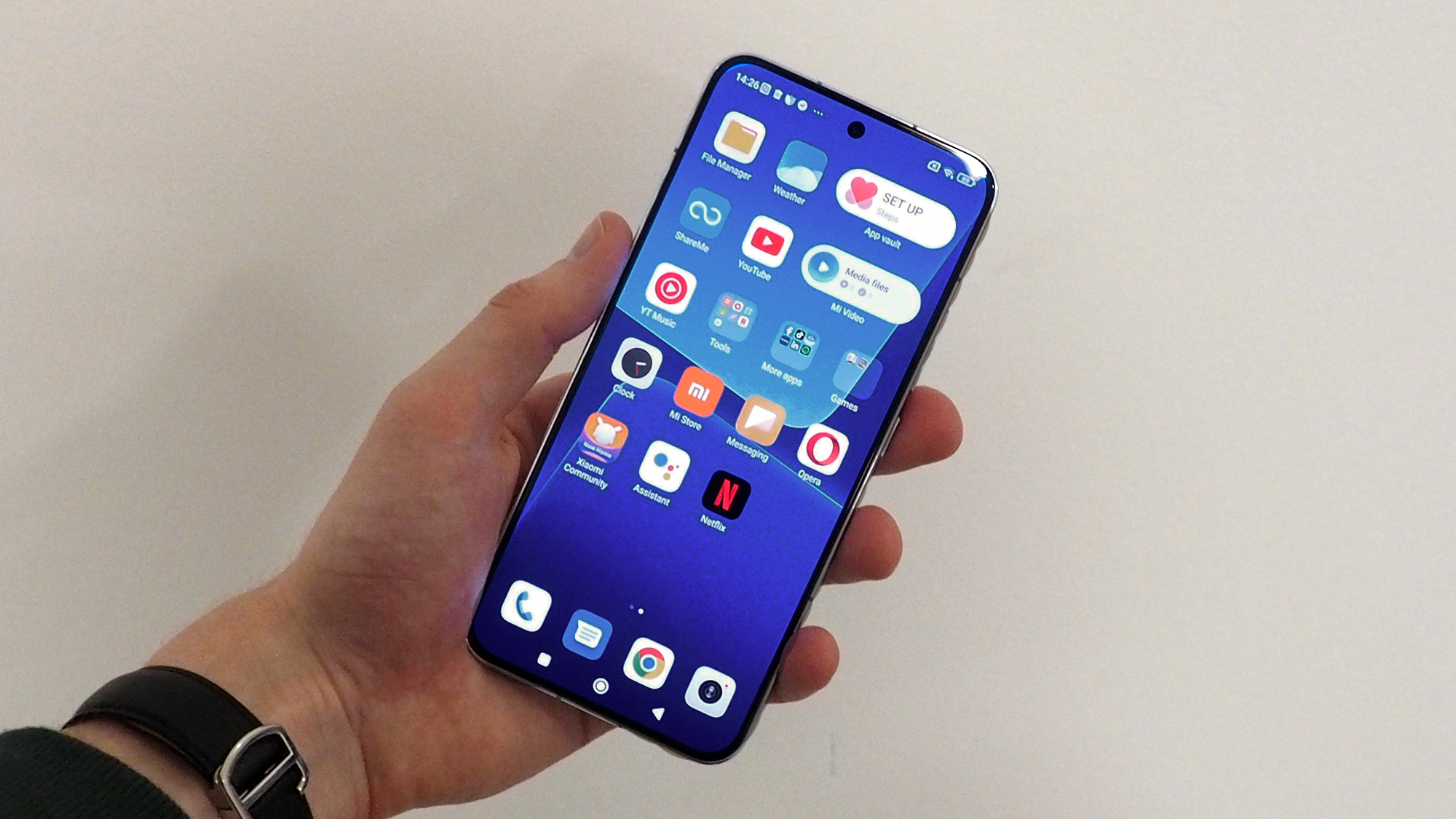 Xiaomi 13 review front angled handheld