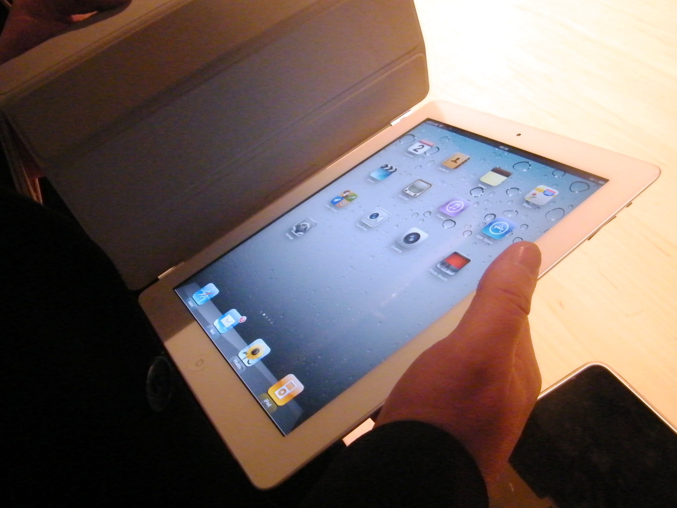 Bought yourself a new iPad 2? O2 offers new 'free tethering' contracts to new customers who want to use their smartphone to connect on the move