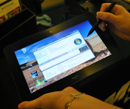 the motion cl900 is another next-generation atom tablet but the design stands out more than the spec