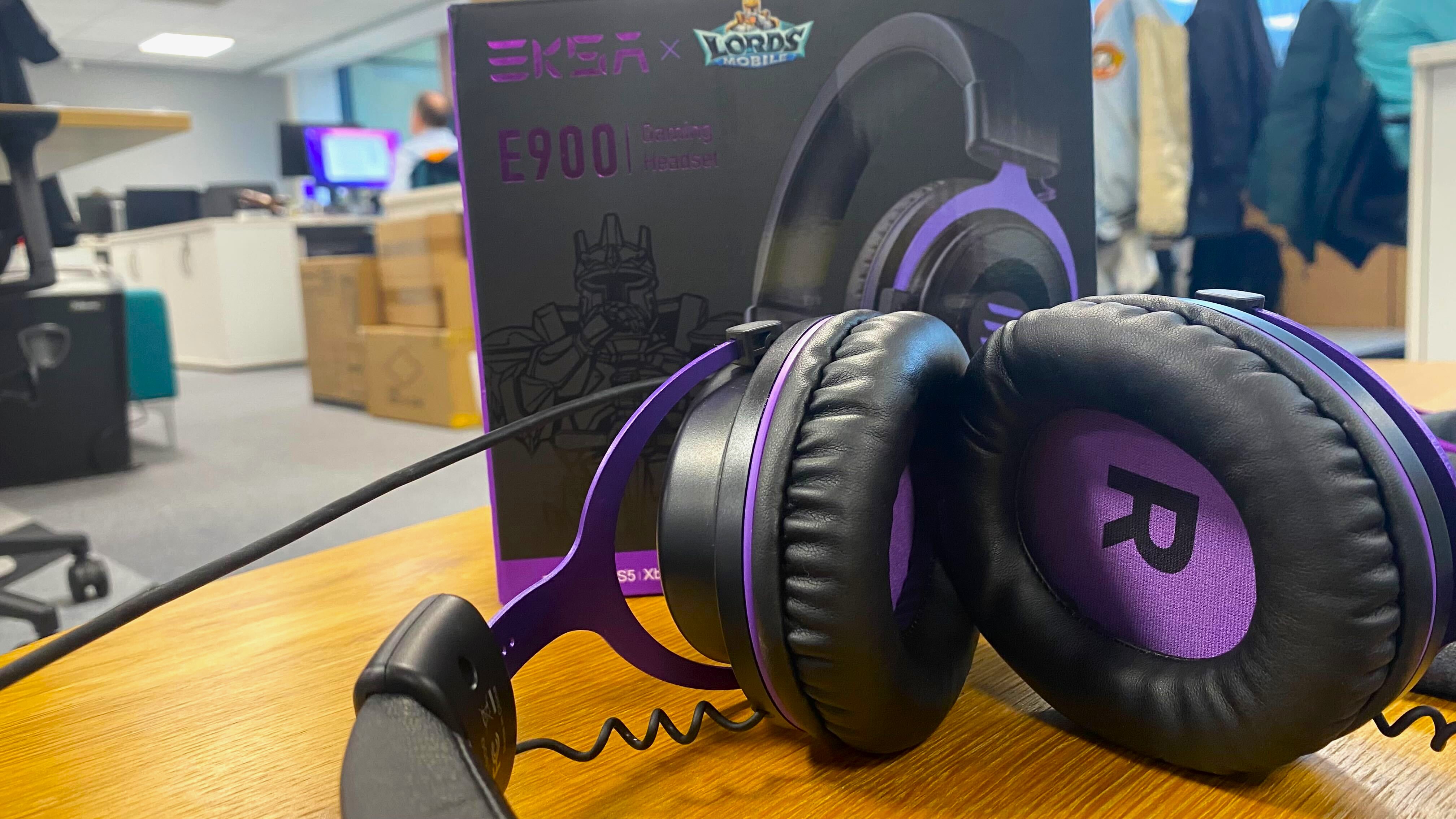 Eksa E900 headset and box