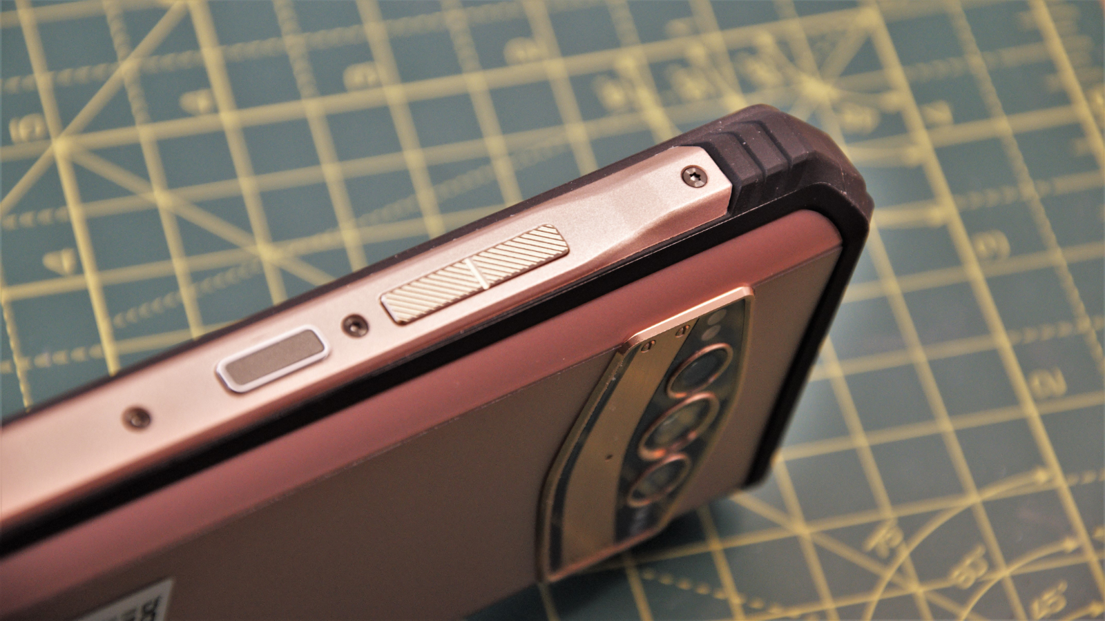 Doogee V30T in Gold