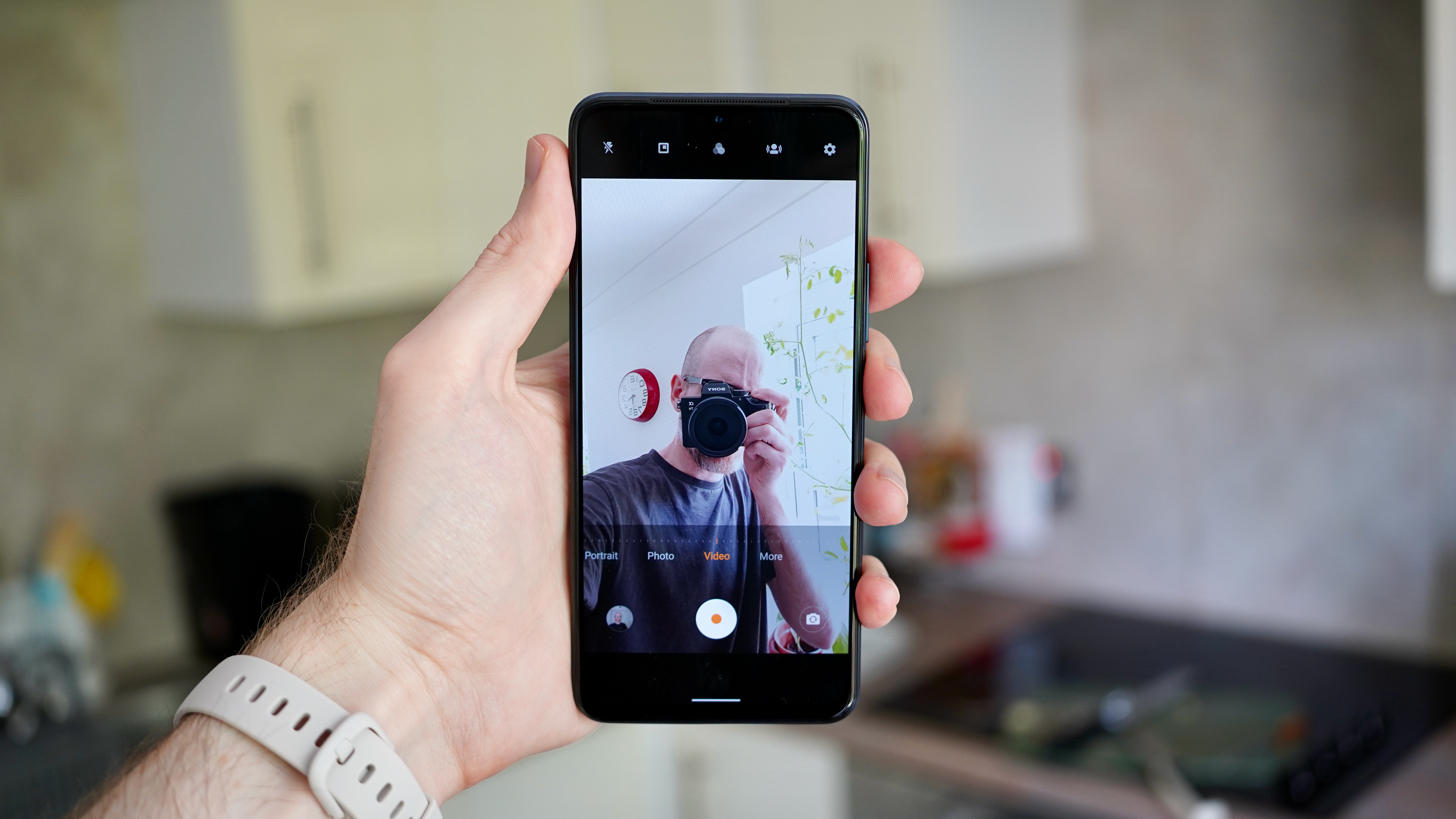 A photo of the camera viewfinder on the Vivo V21 5G