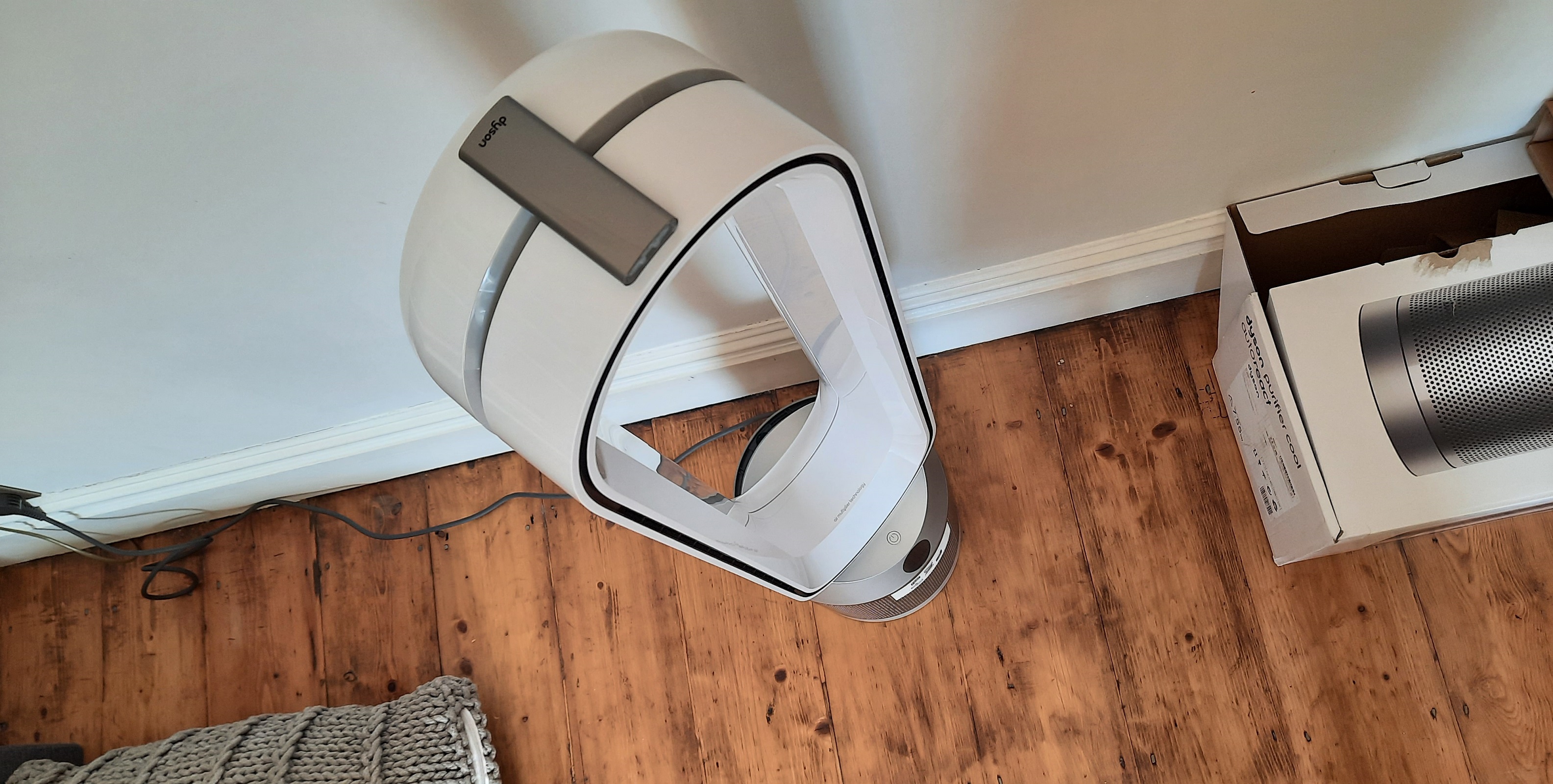 Storing the controller on top of the Dyson Autoreact