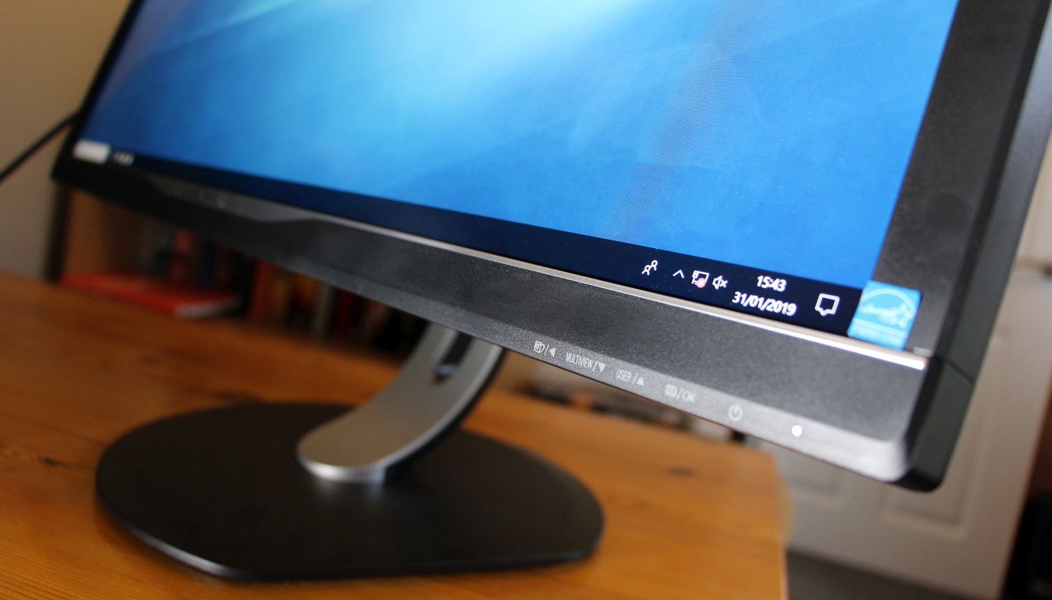 It features mid-range HDR support