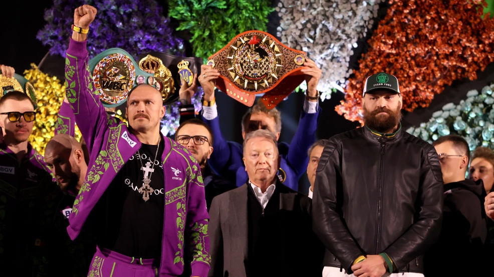 Today's Usyk vs Fury 2 weigh-in &amp;ndash; Usyk and Fury with Frank Warren standing in the middle of the shot