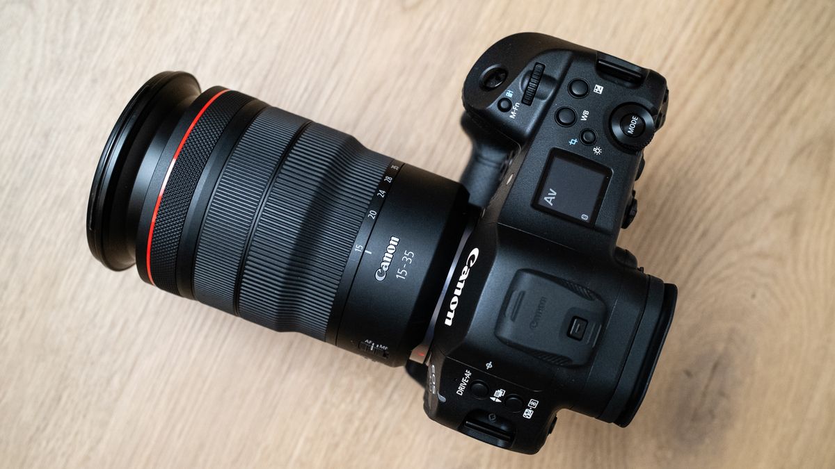 Canon RF 15-35mm f/2.8L IS USM at 15mm with the front of the lens extended