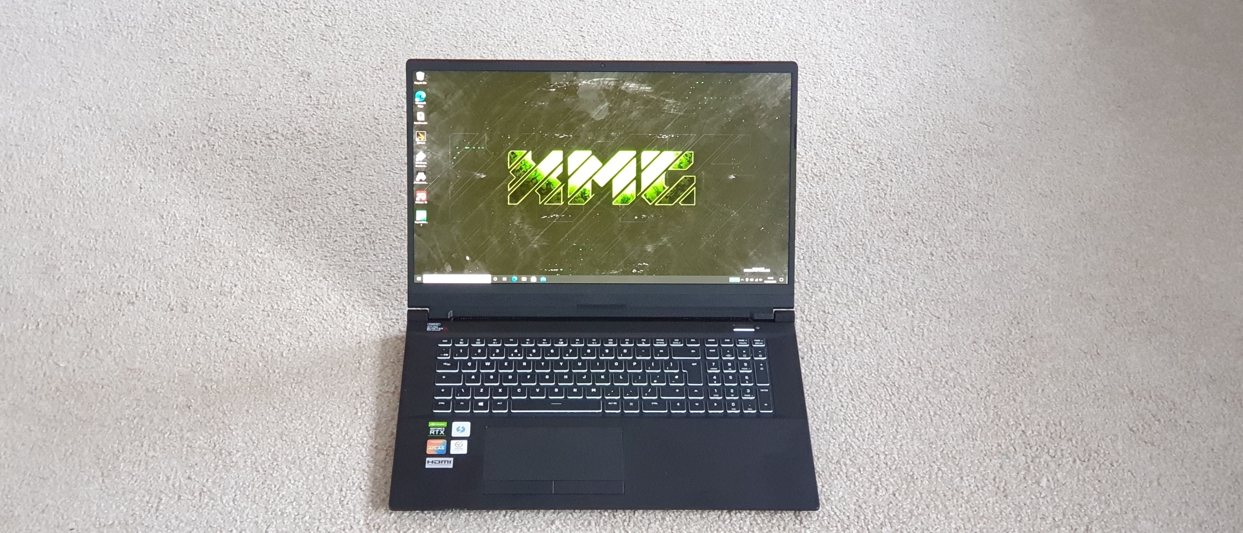 XMG Pro 17 2021 21:9 Hero