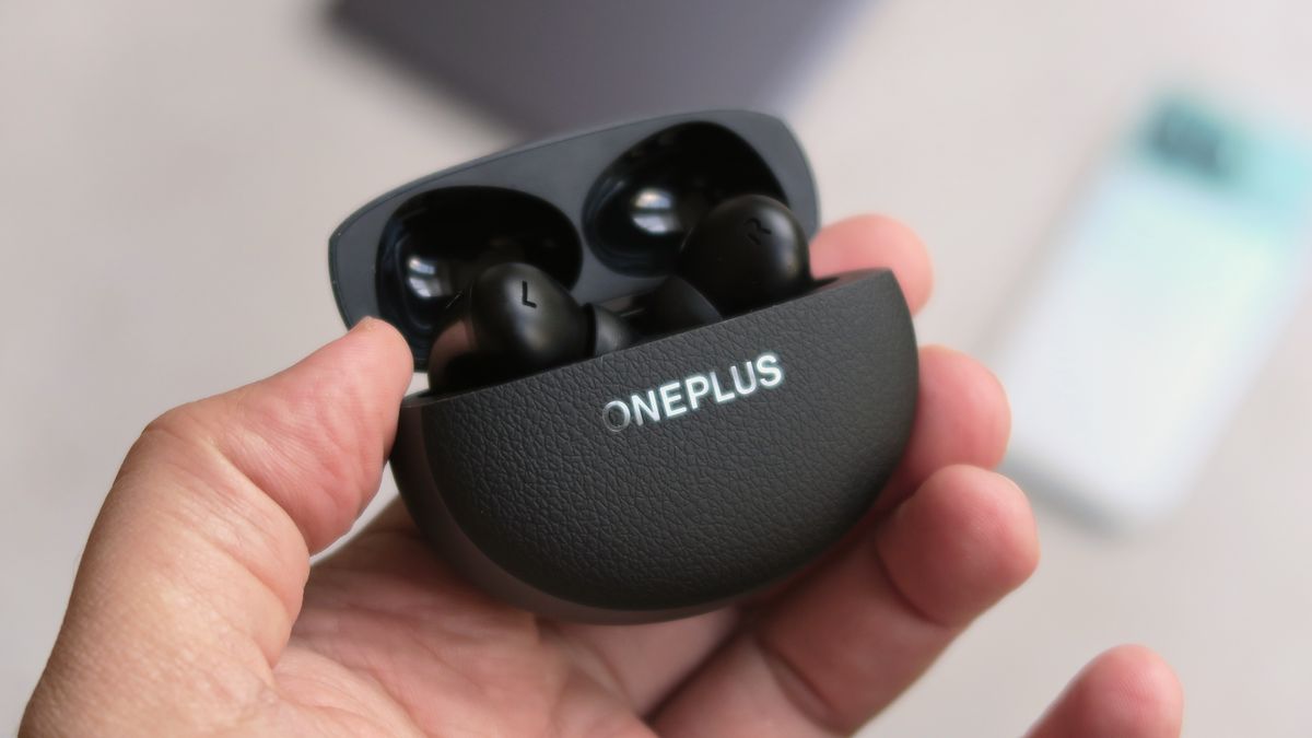 OnePlus Buds Pro 3 review case open handheld