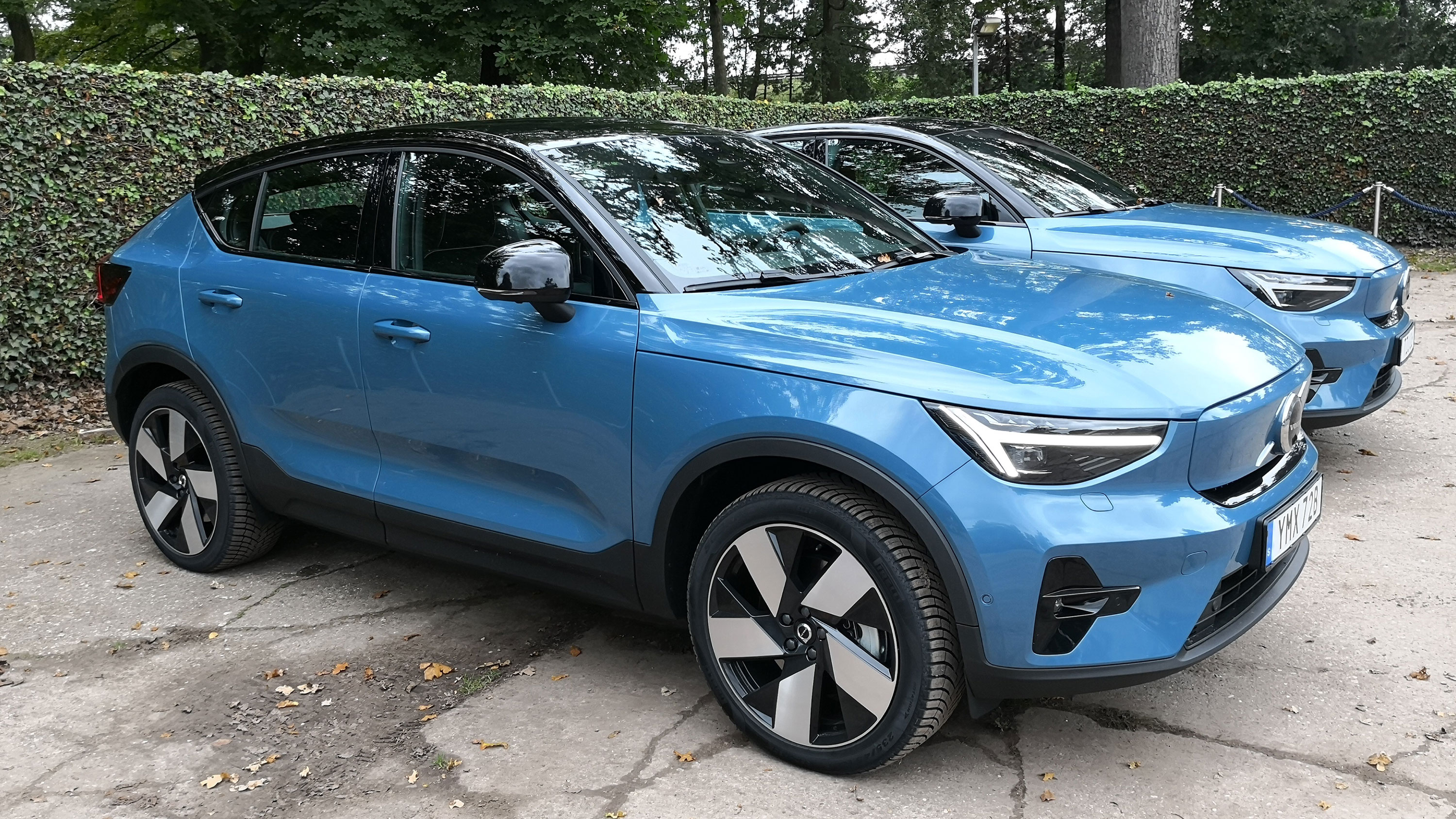 Side-on view of the Volvo C40 Recharge