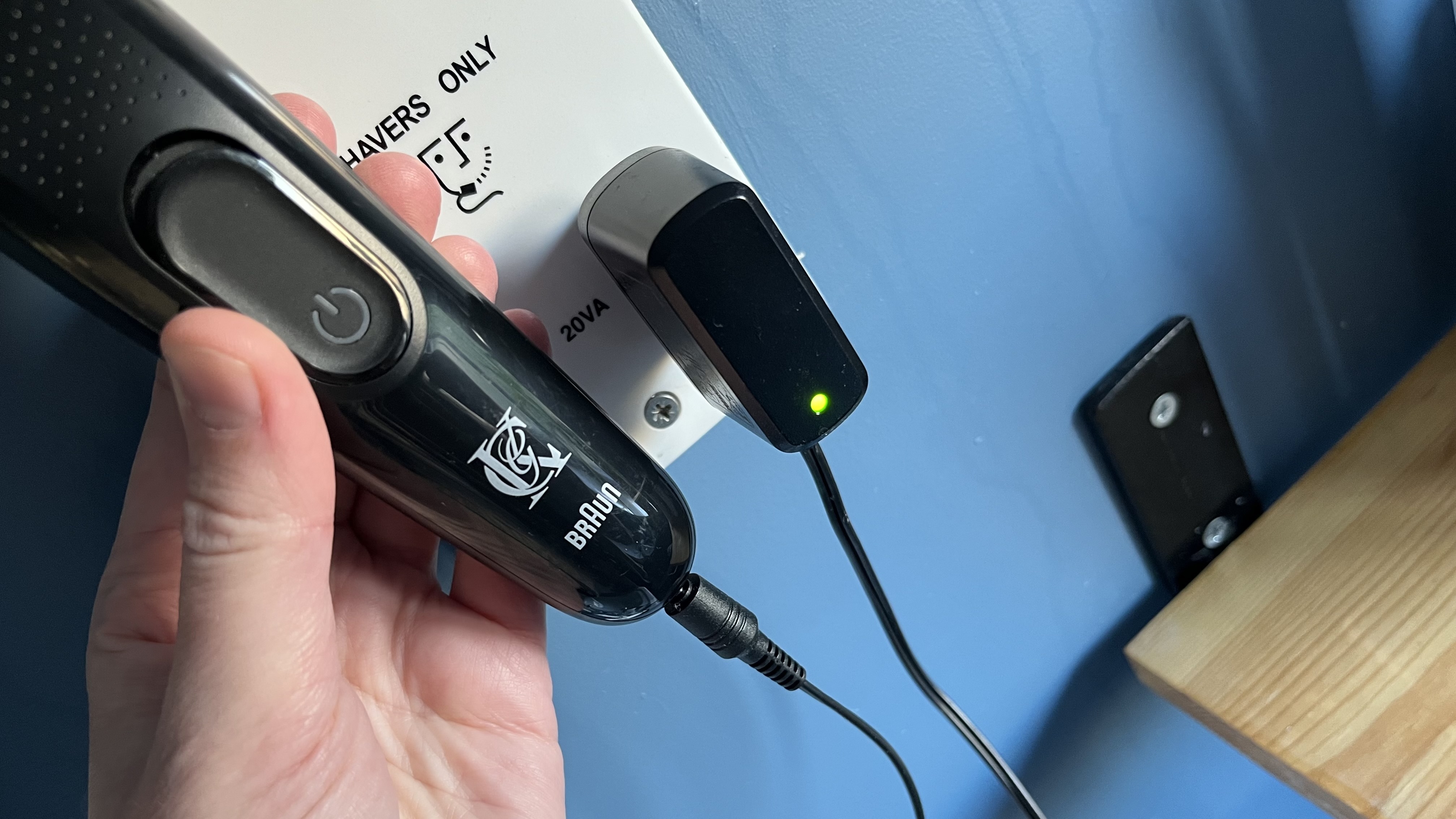 charging the gillette beard trimmer
