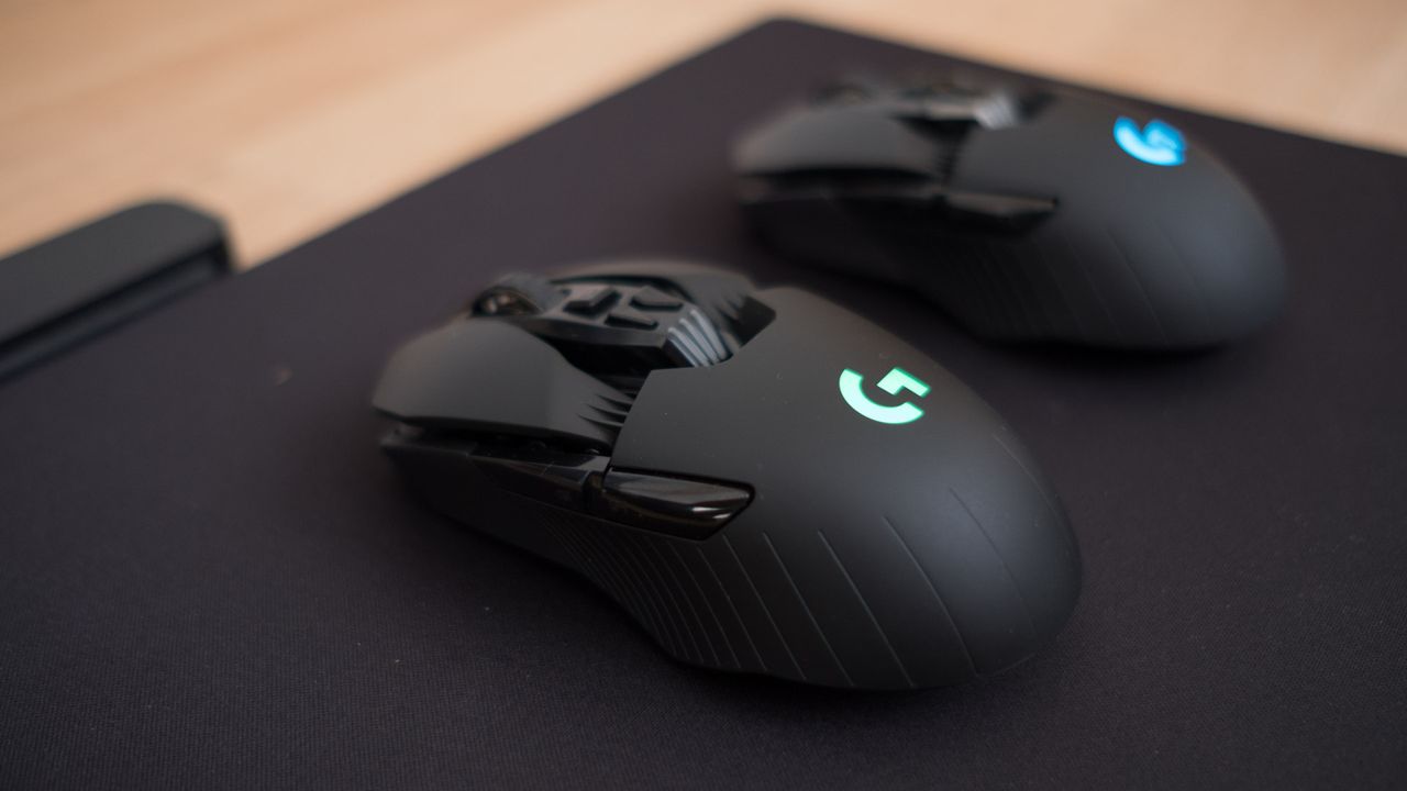 Logitech G903 (left) vs Logitech G900 (right)