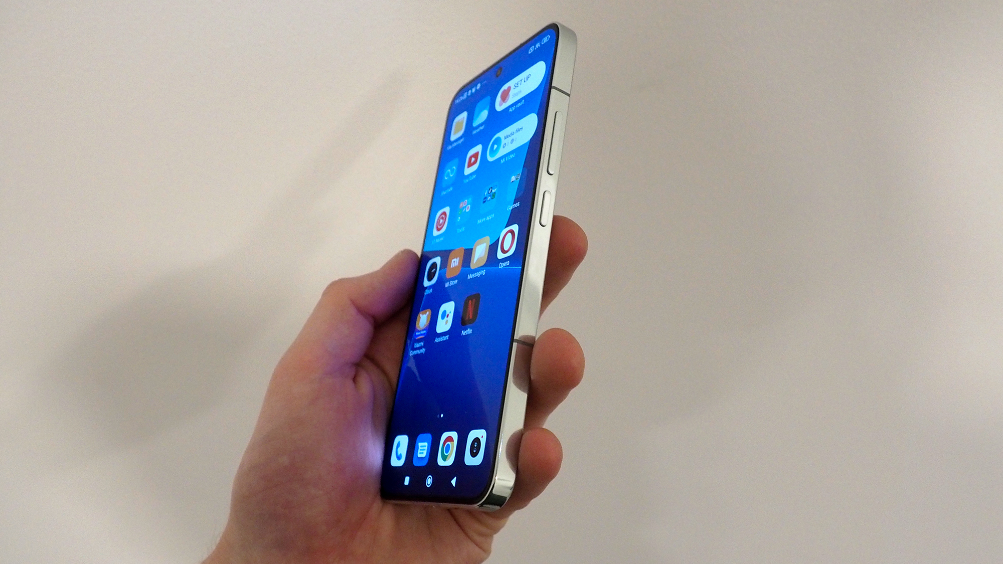 Xiaomi 13 review front twisted handheld