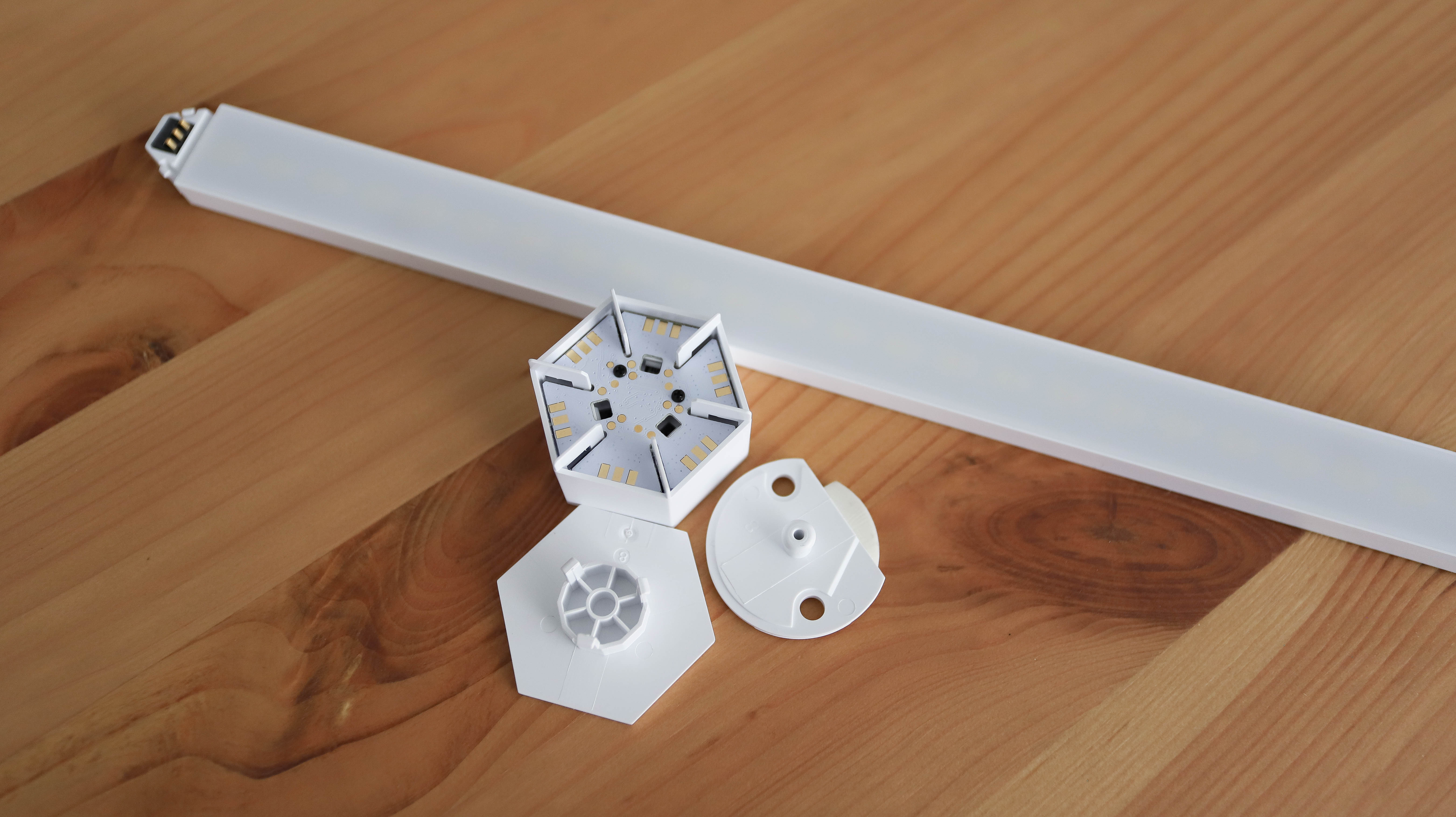Nanoleaf Lines light bar and mounting connector