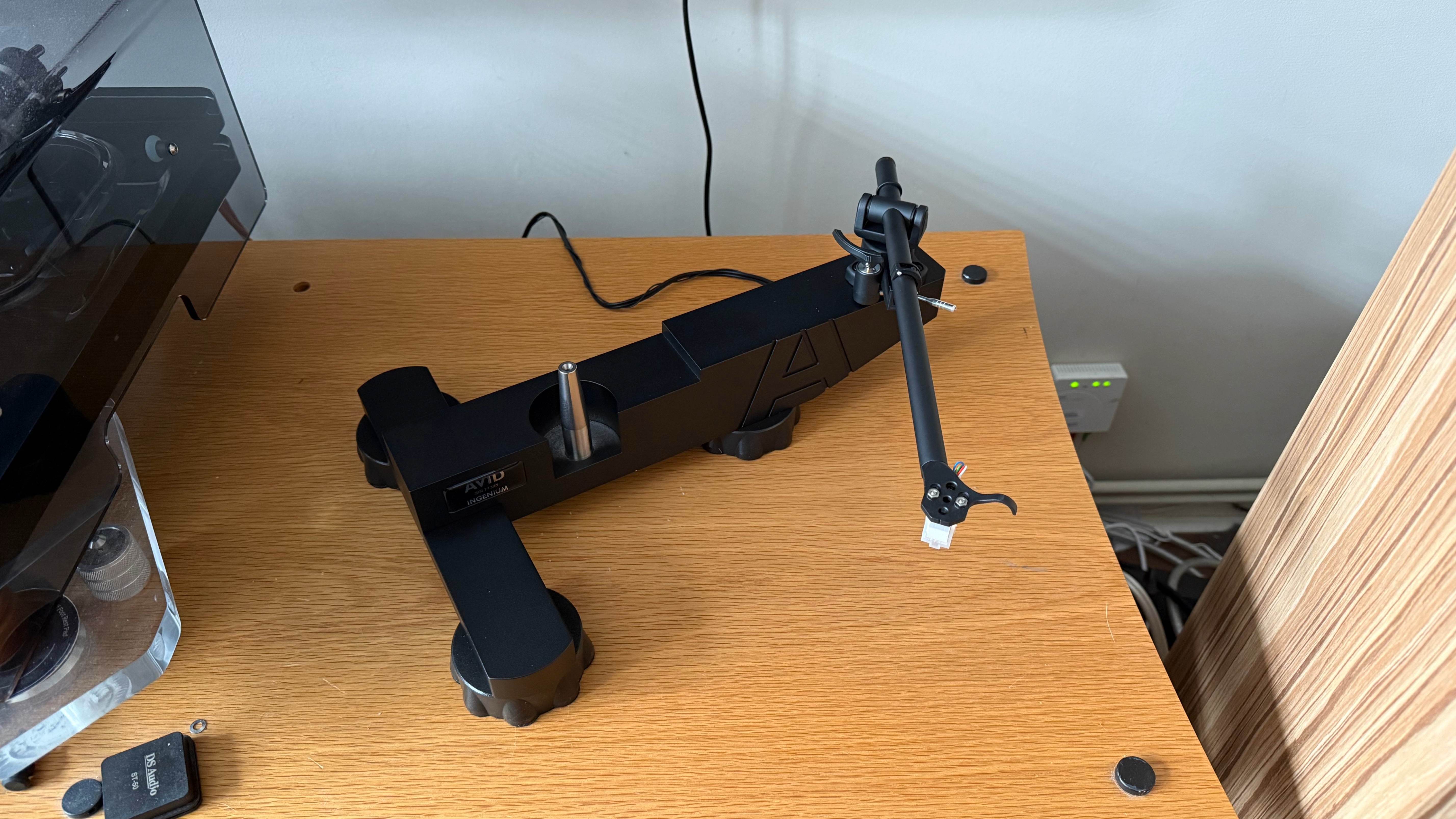 Avid Ingenium Plug&amp;amp;Play arm on a wood stand