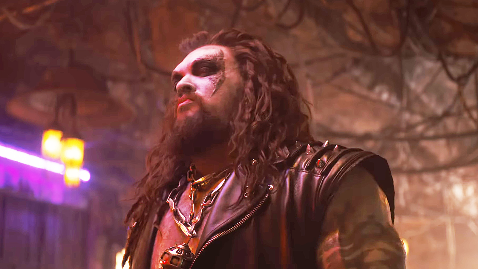Lobo looking down at an off-camera Kara and Ruthye in Supergirl