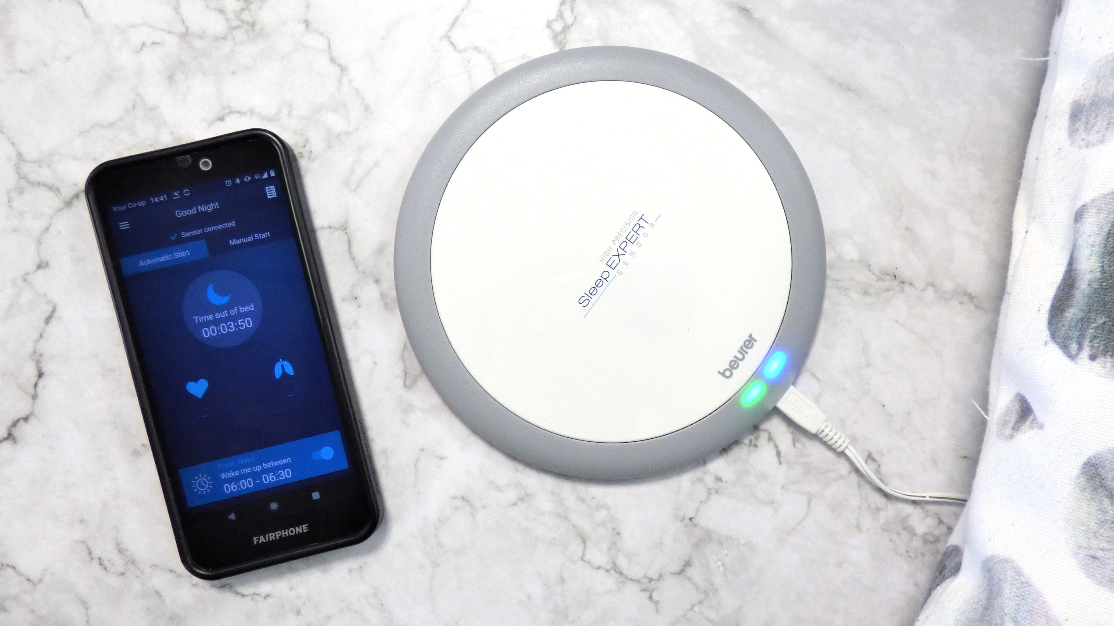 Beurer SE 80 SleepExpert next to smartphone running Beurer SleepExpert app