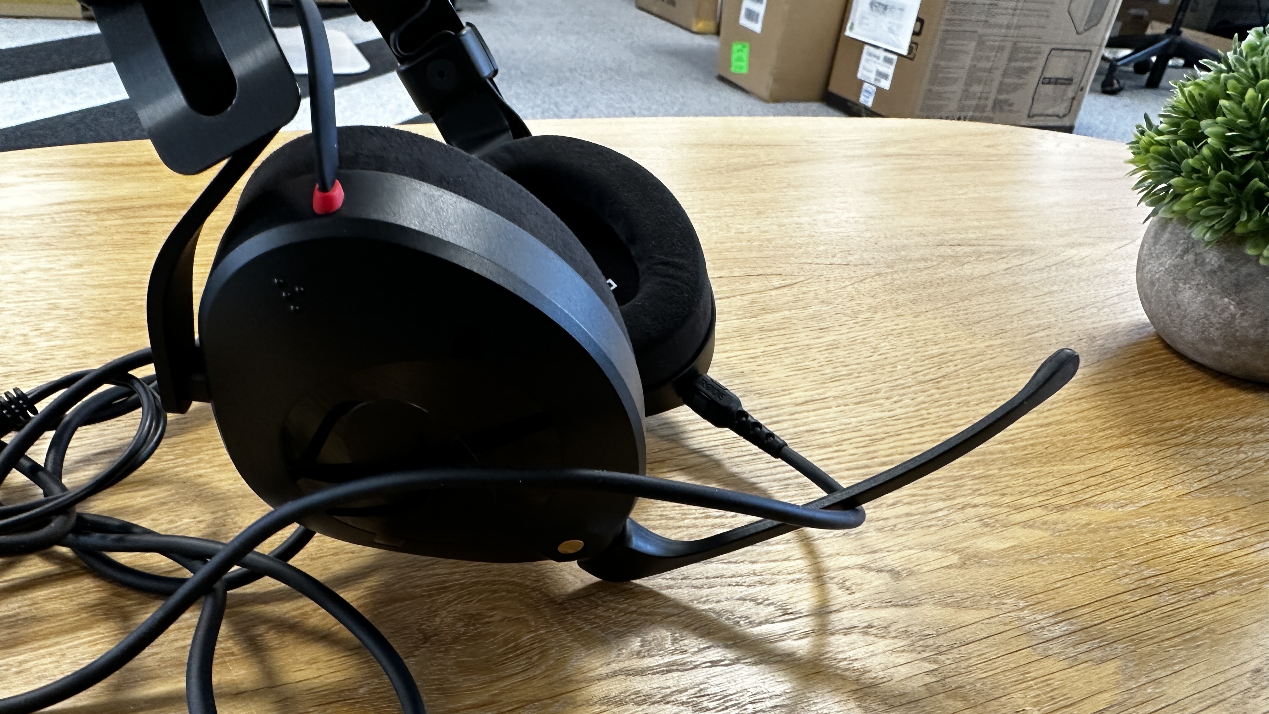 Side view of the Rode NTH-100M