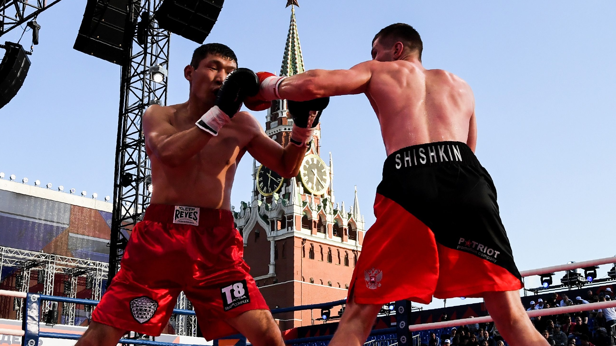 Russia's Vladimir Shishkin (R) trains on a stage ahead of the Scull vs Shishkin live stream