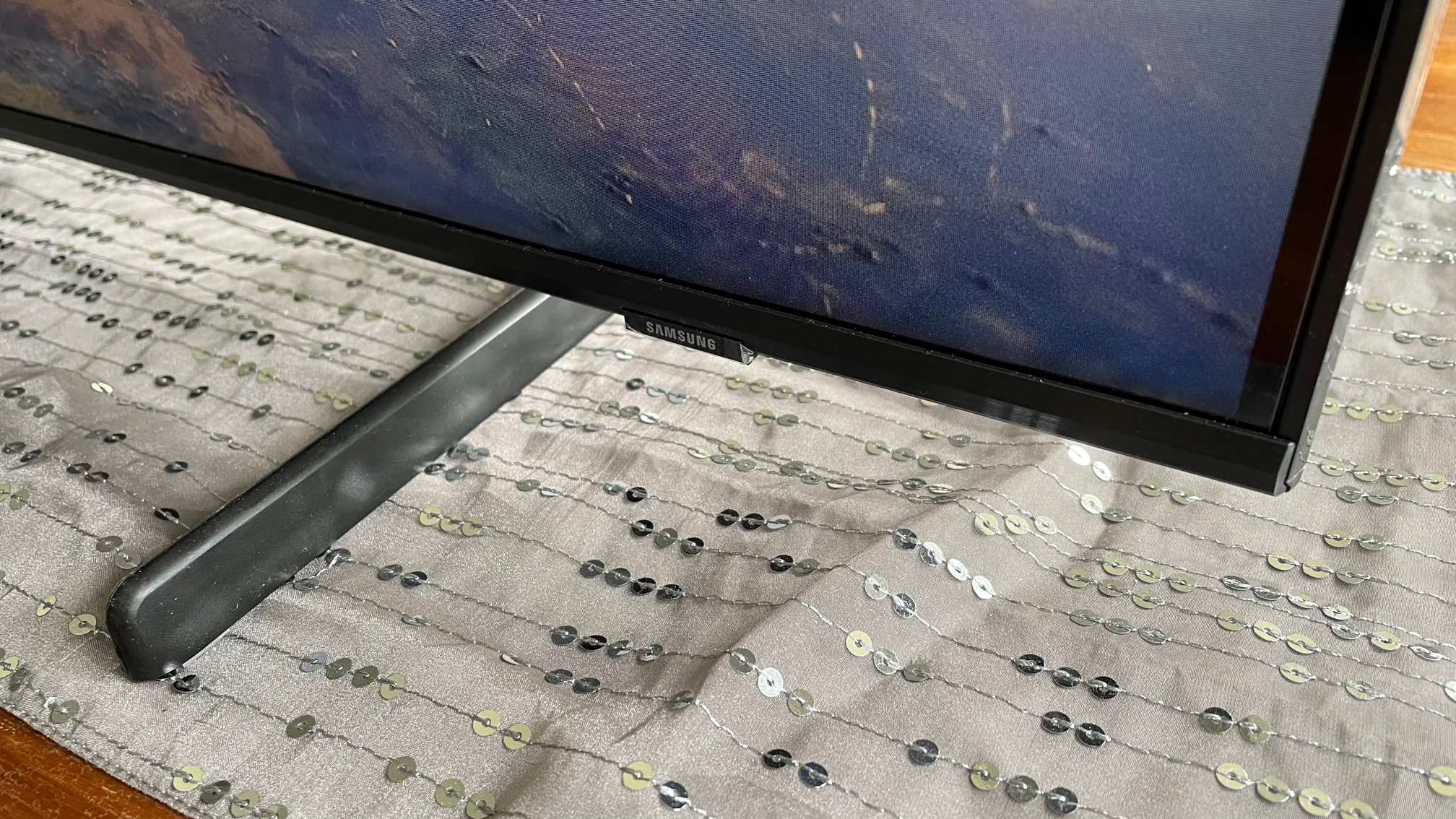 A close up of the corner of the Samsung QE55Q60B TV