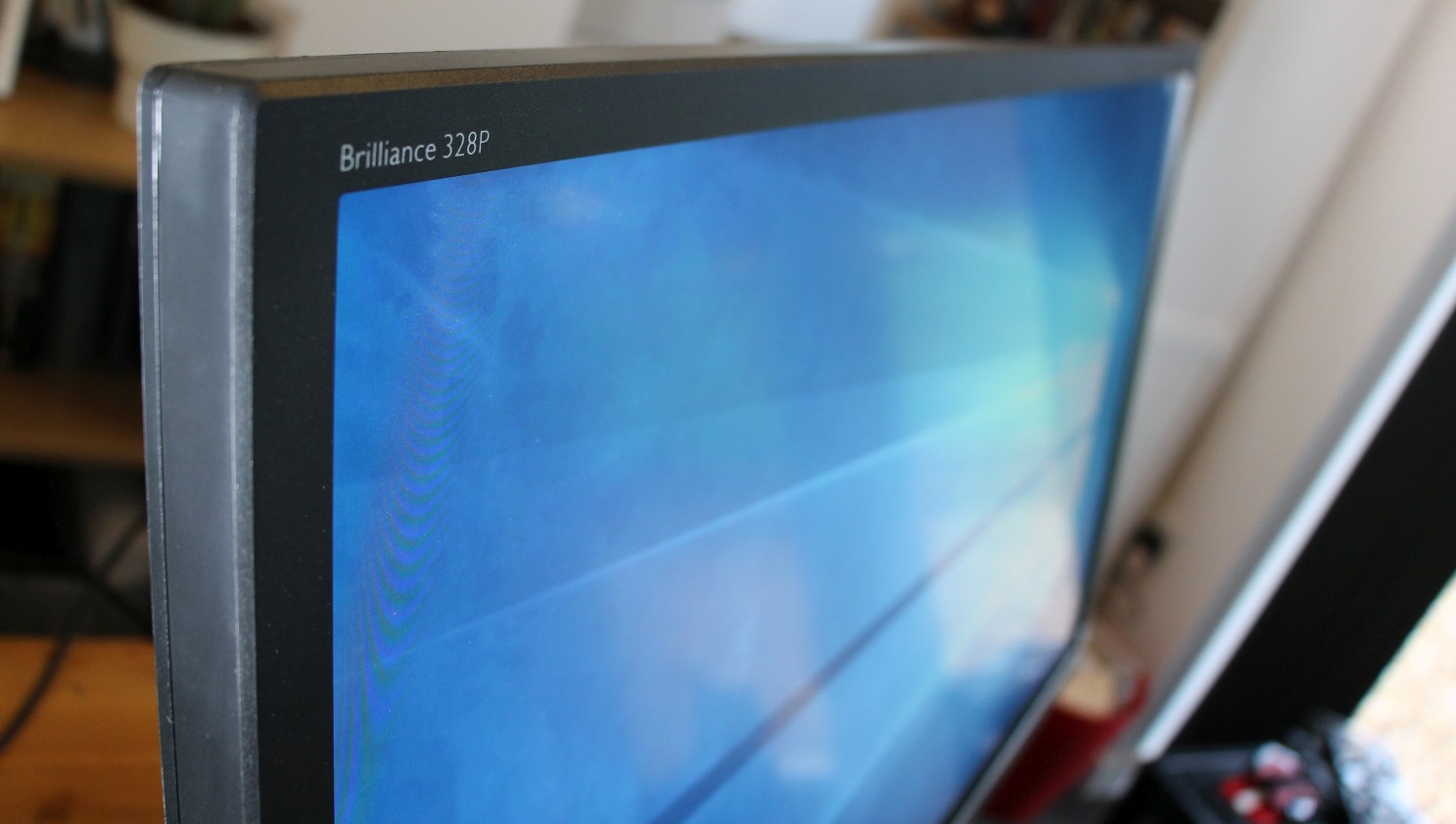 The design of the Philips Brilliance 328P is straightforward