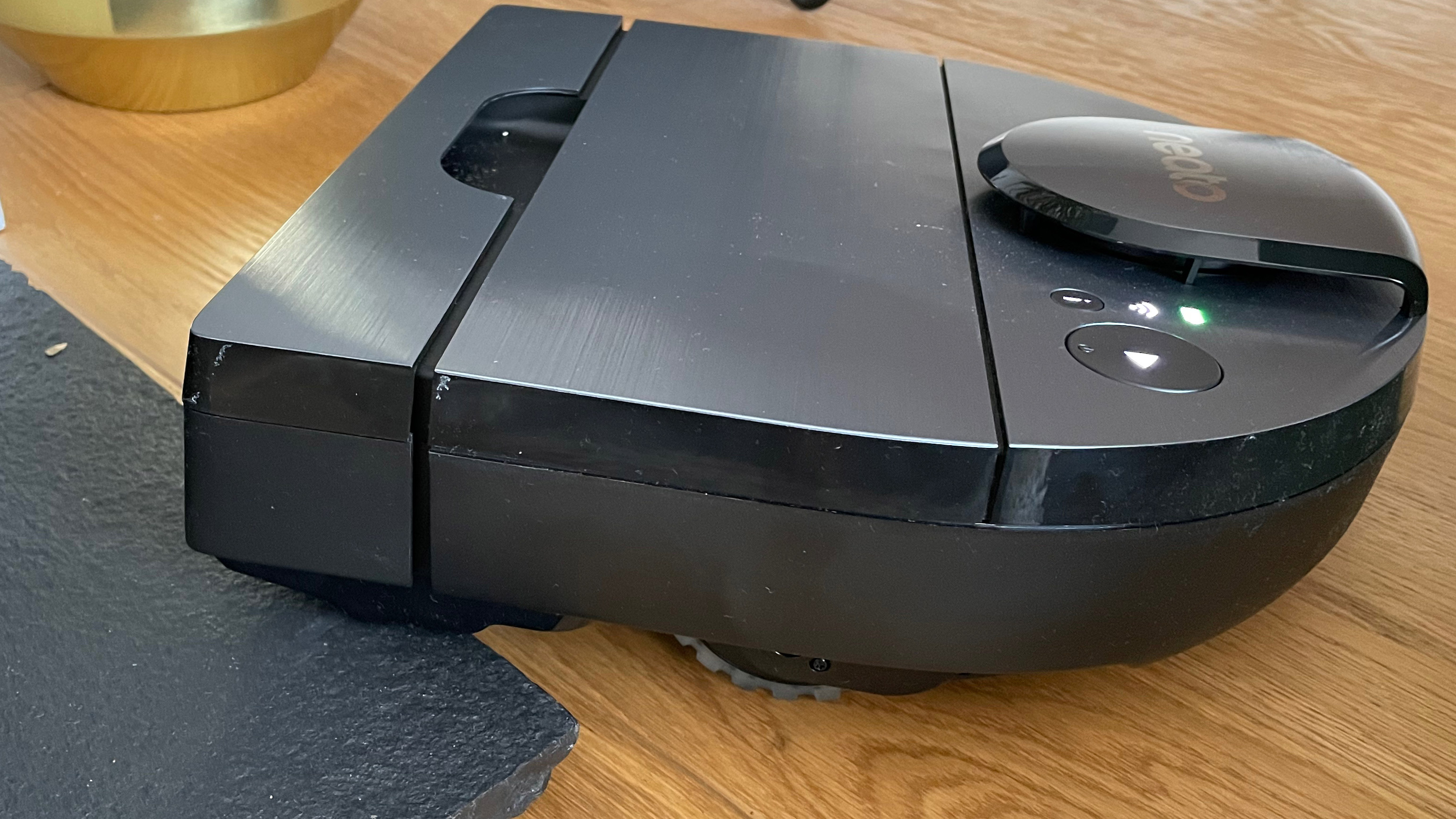 The side view of the Neato D10