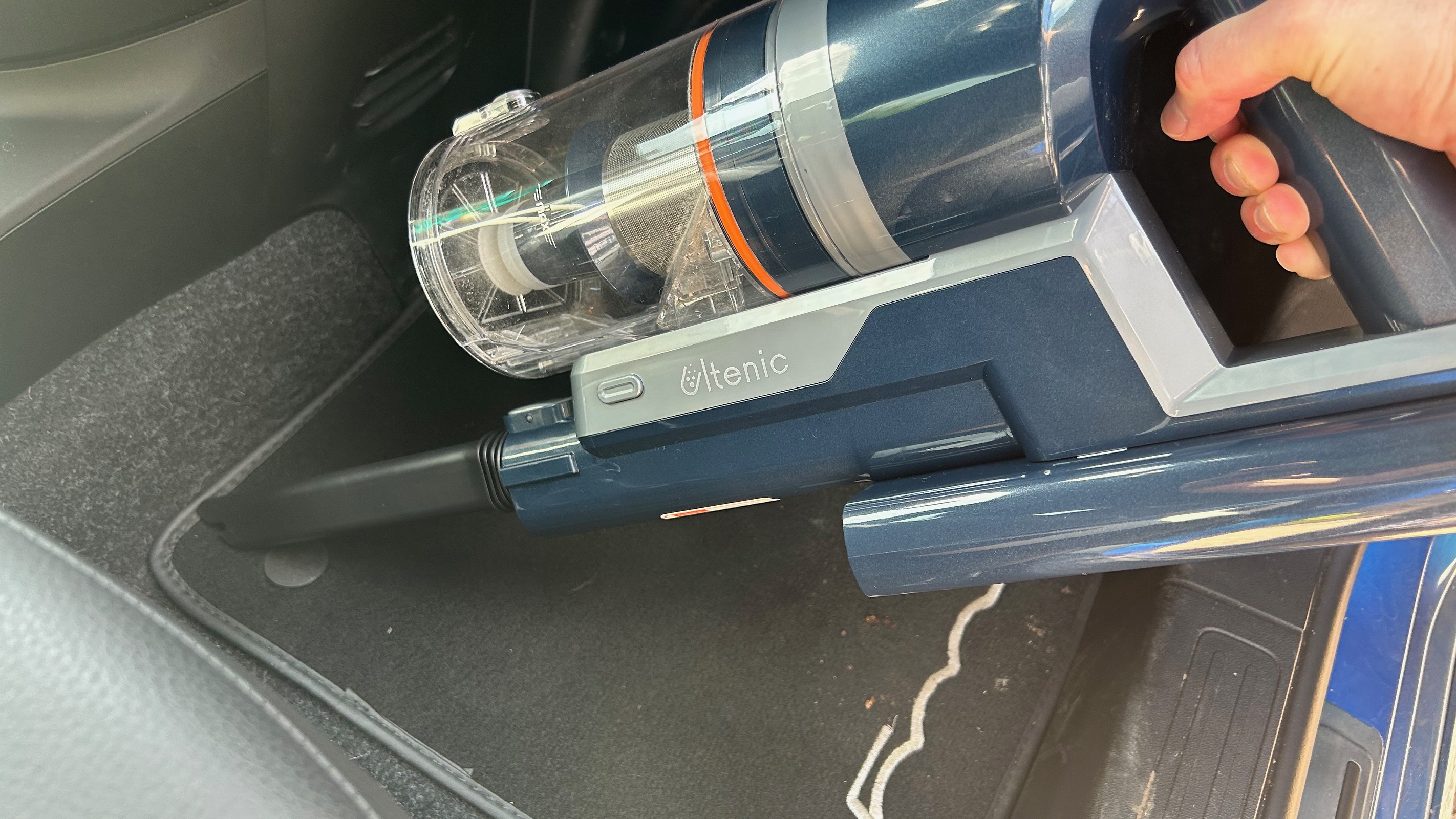 Vacuuming car with crevice nozzle on ultenic fs1