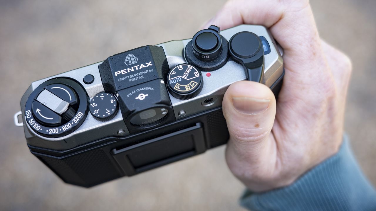 Using the Pentax 17 camera film crank