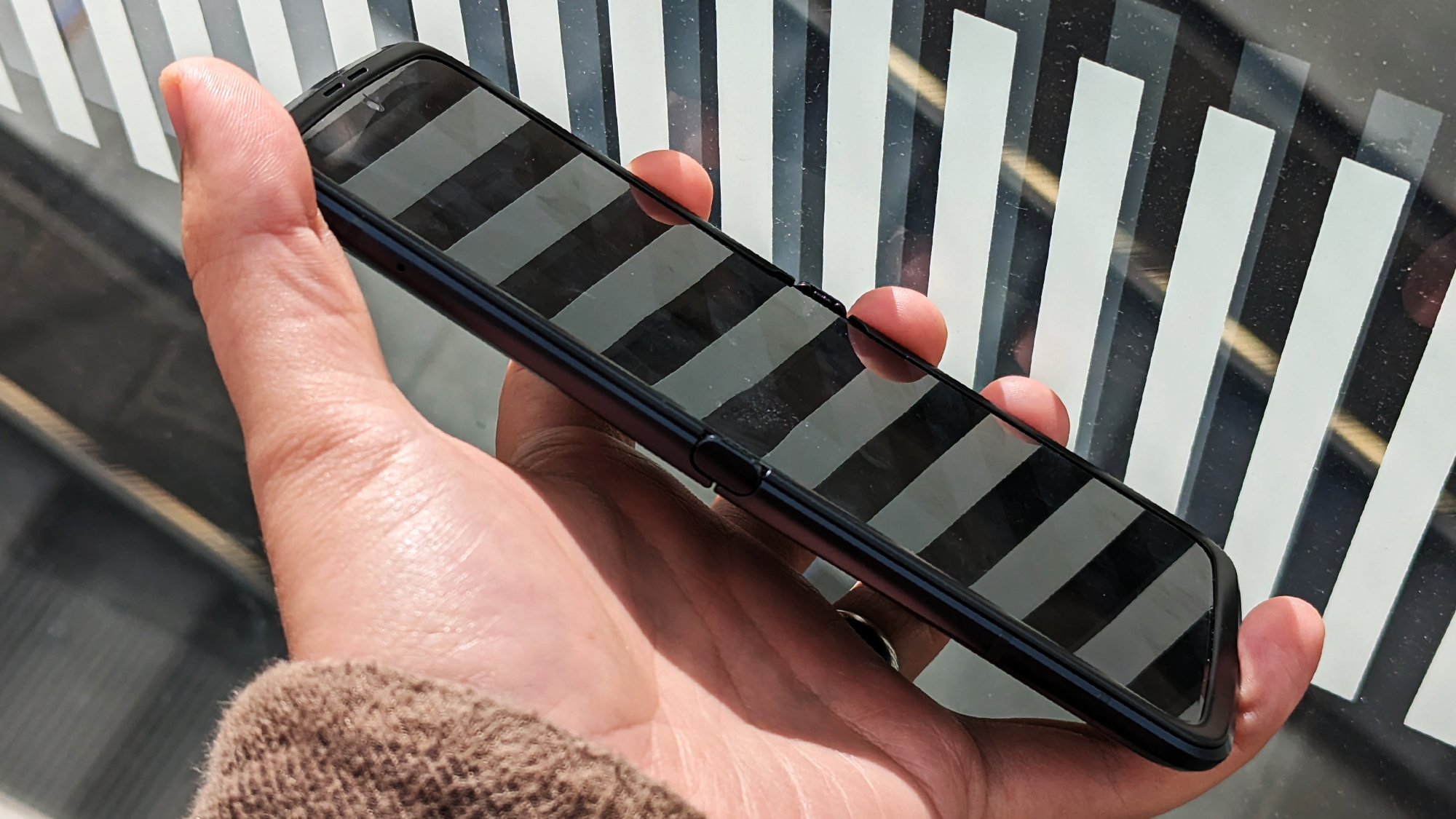 Motorola Razr 2022 review display crease