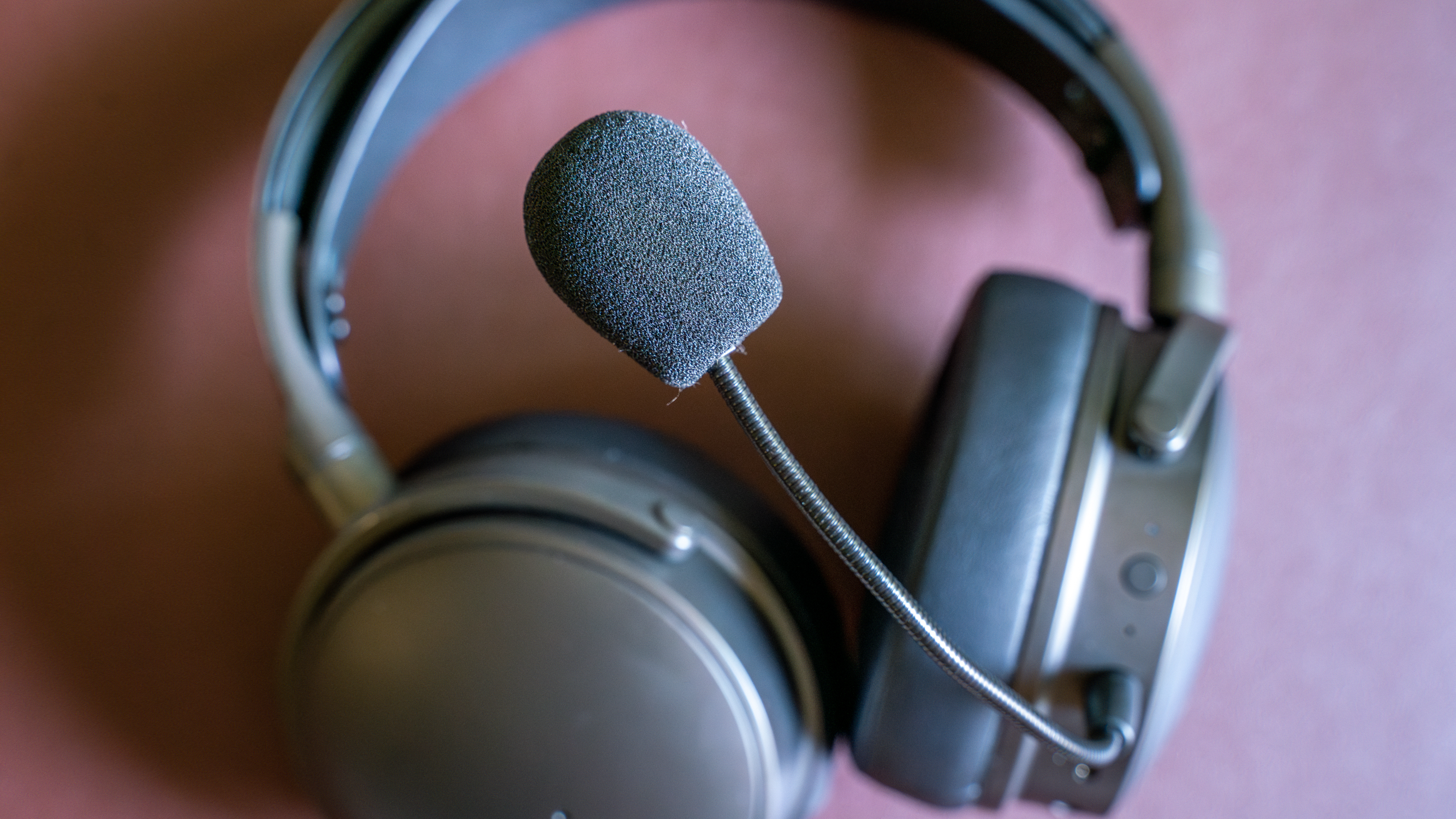 Audeze Maxwell on a burgundy mat