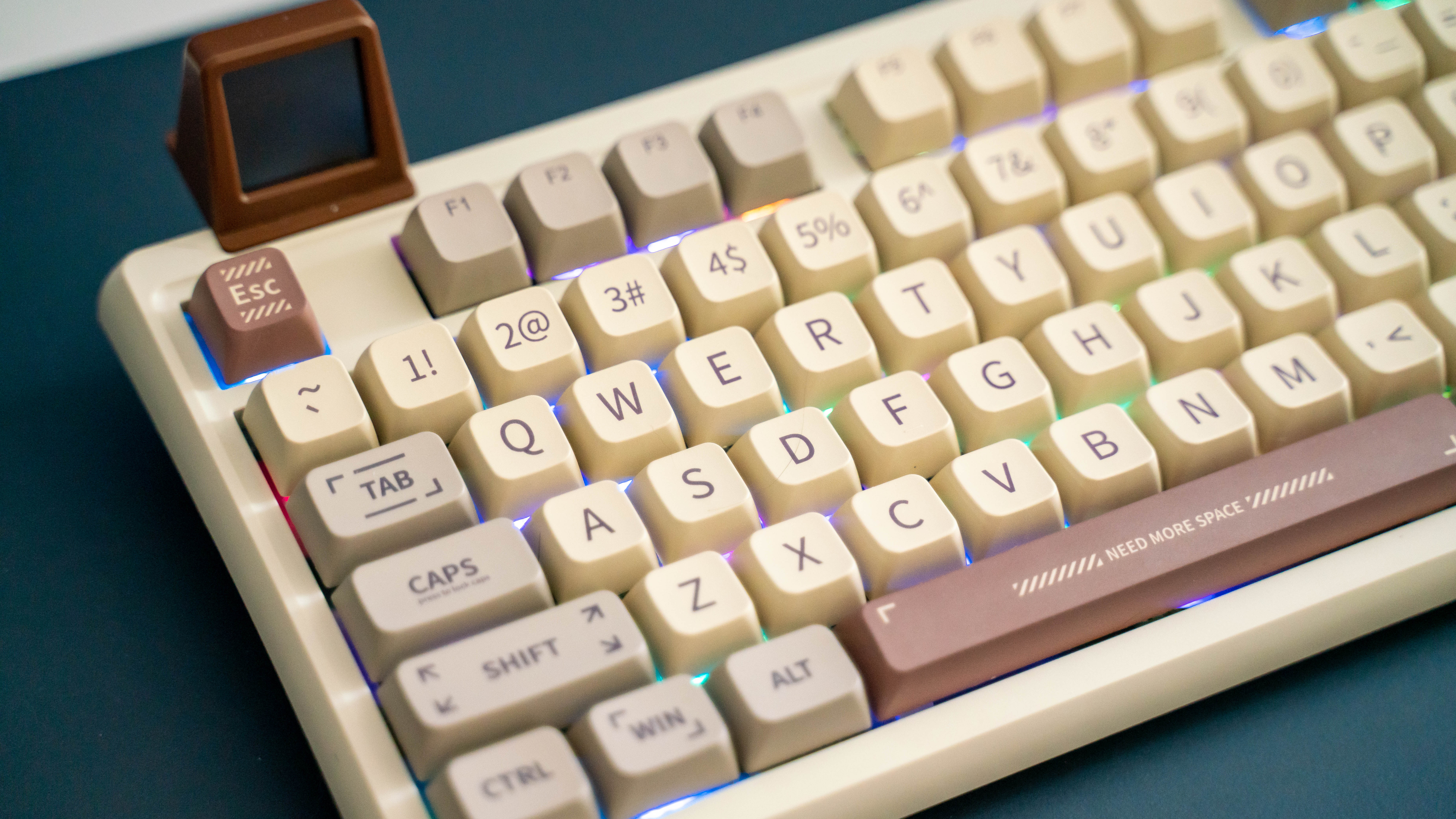 Epomaker RT100 on a desk pad