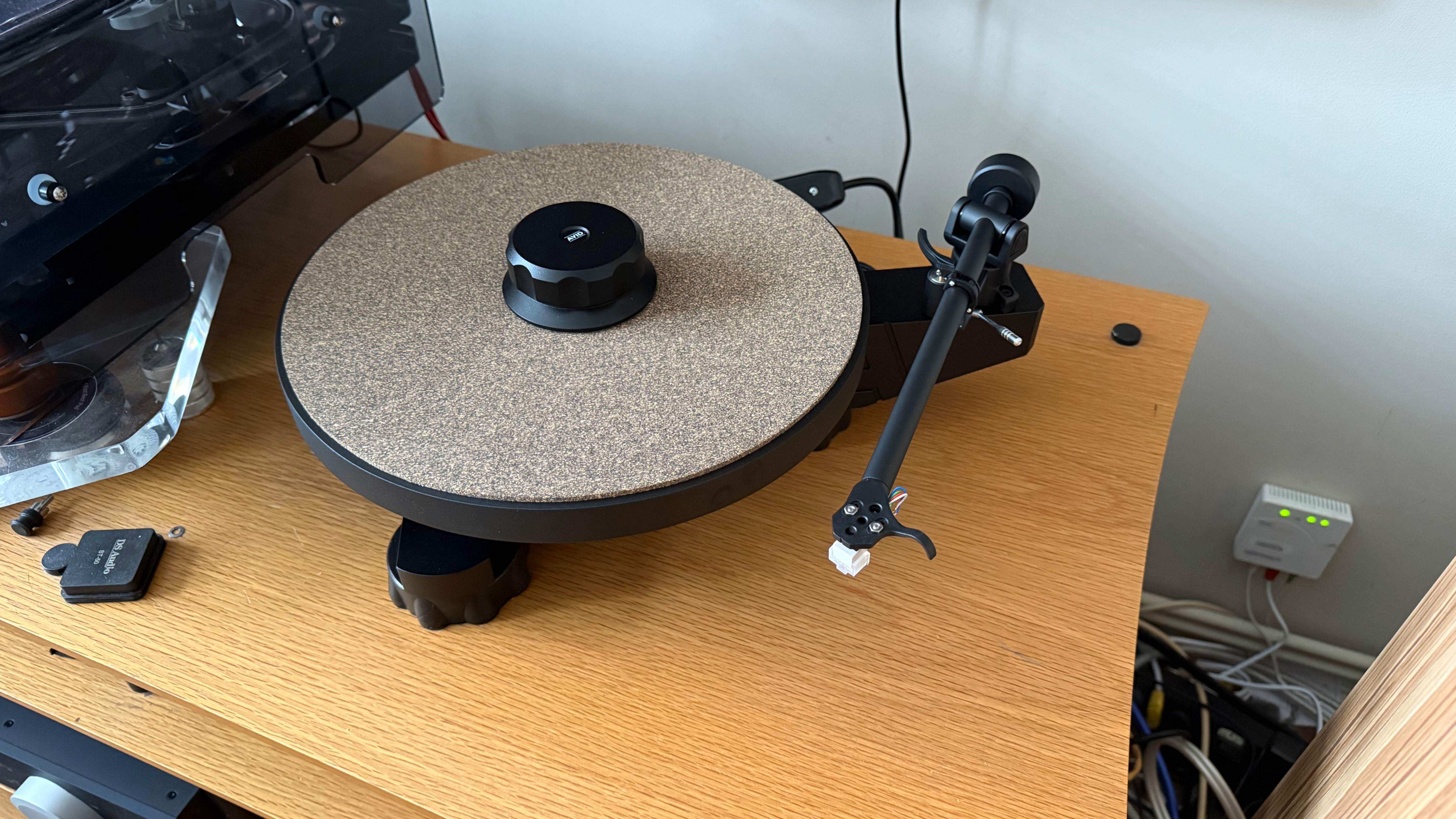 Avid Ingenium Plug&amp;amp;Play turntable and platter on a wooden stand