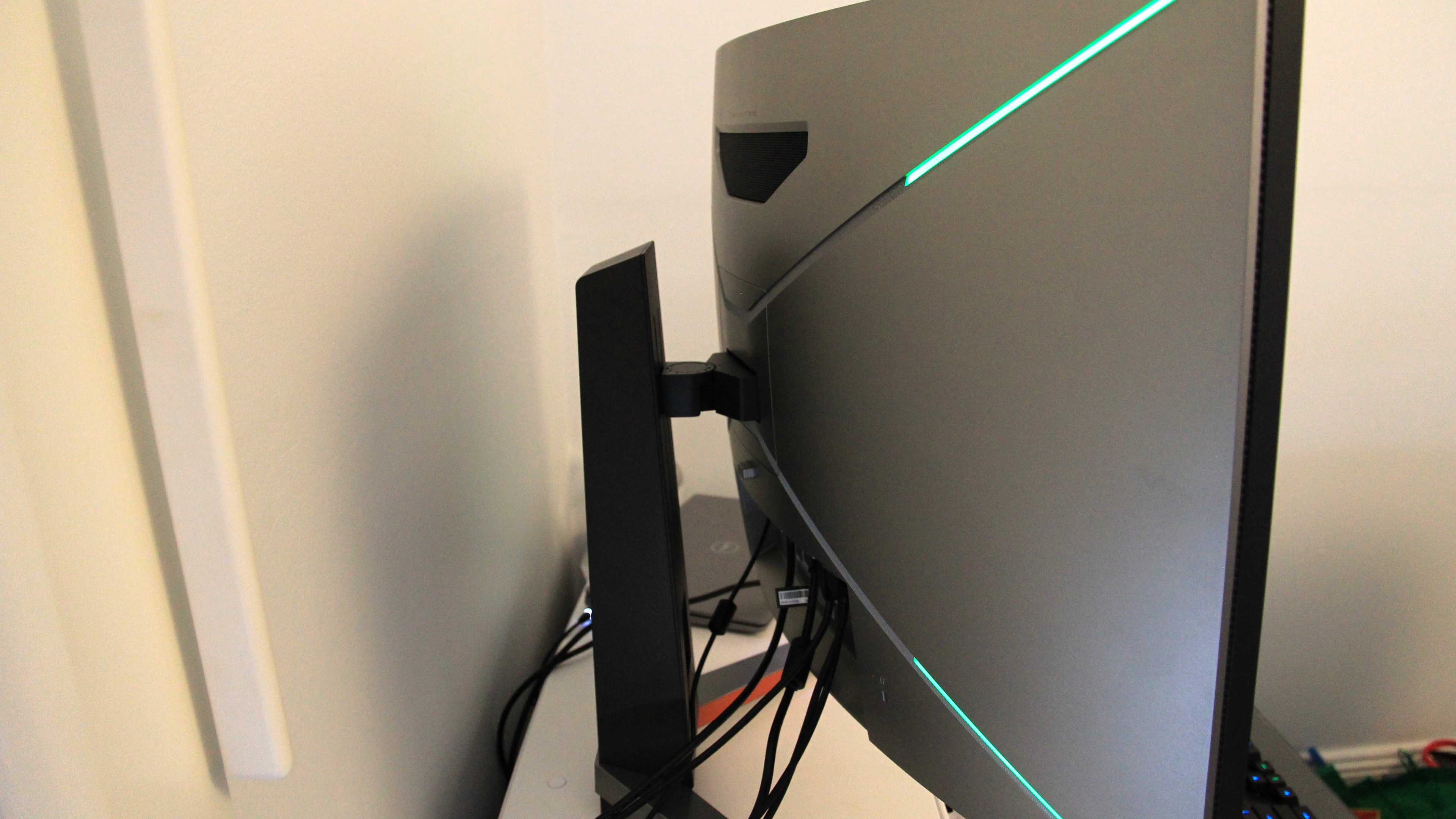 BenQ Mobiuz EX3210R monitor side/rear view
