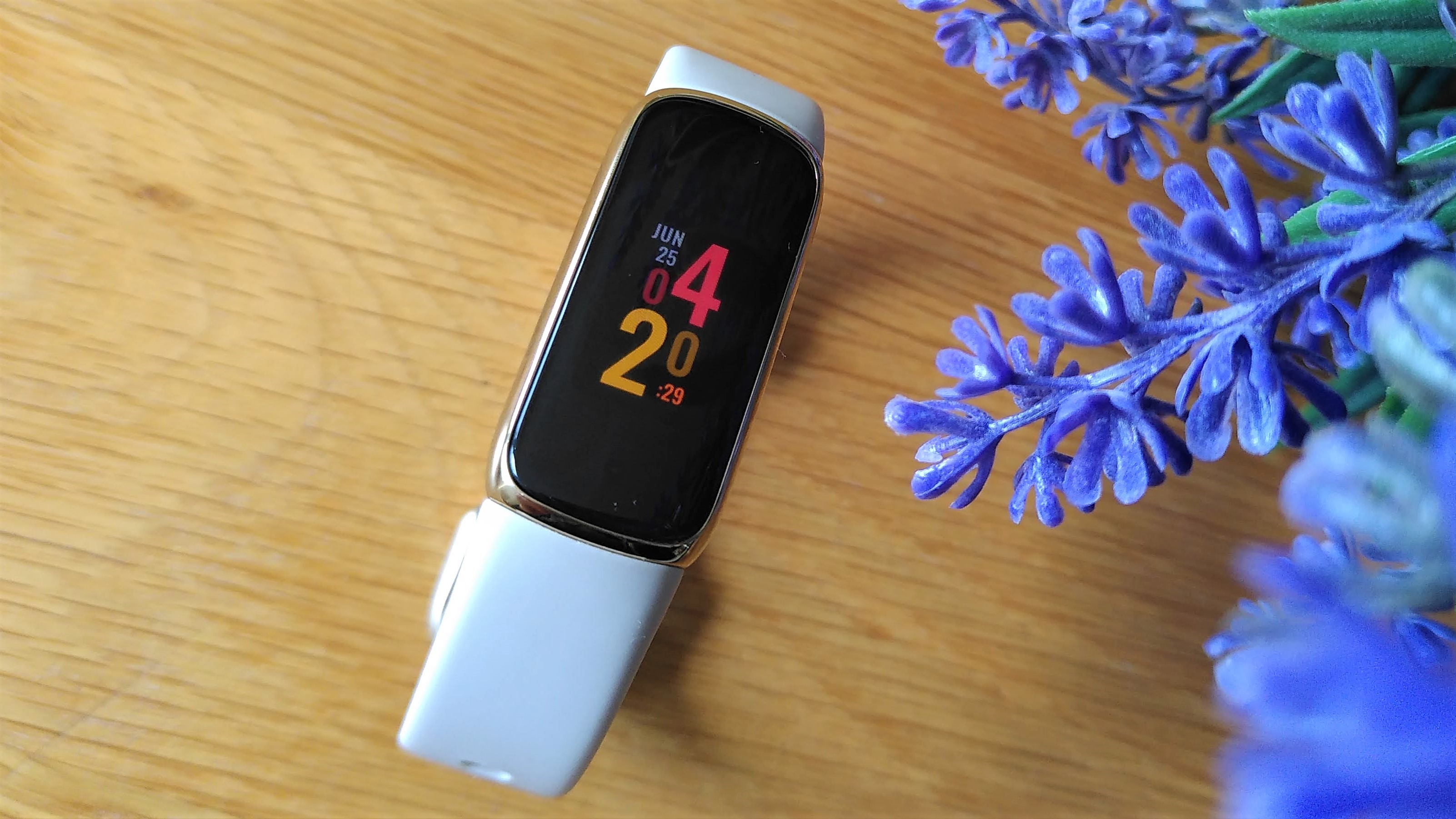 Fitbit Luxe showing alternative watch face