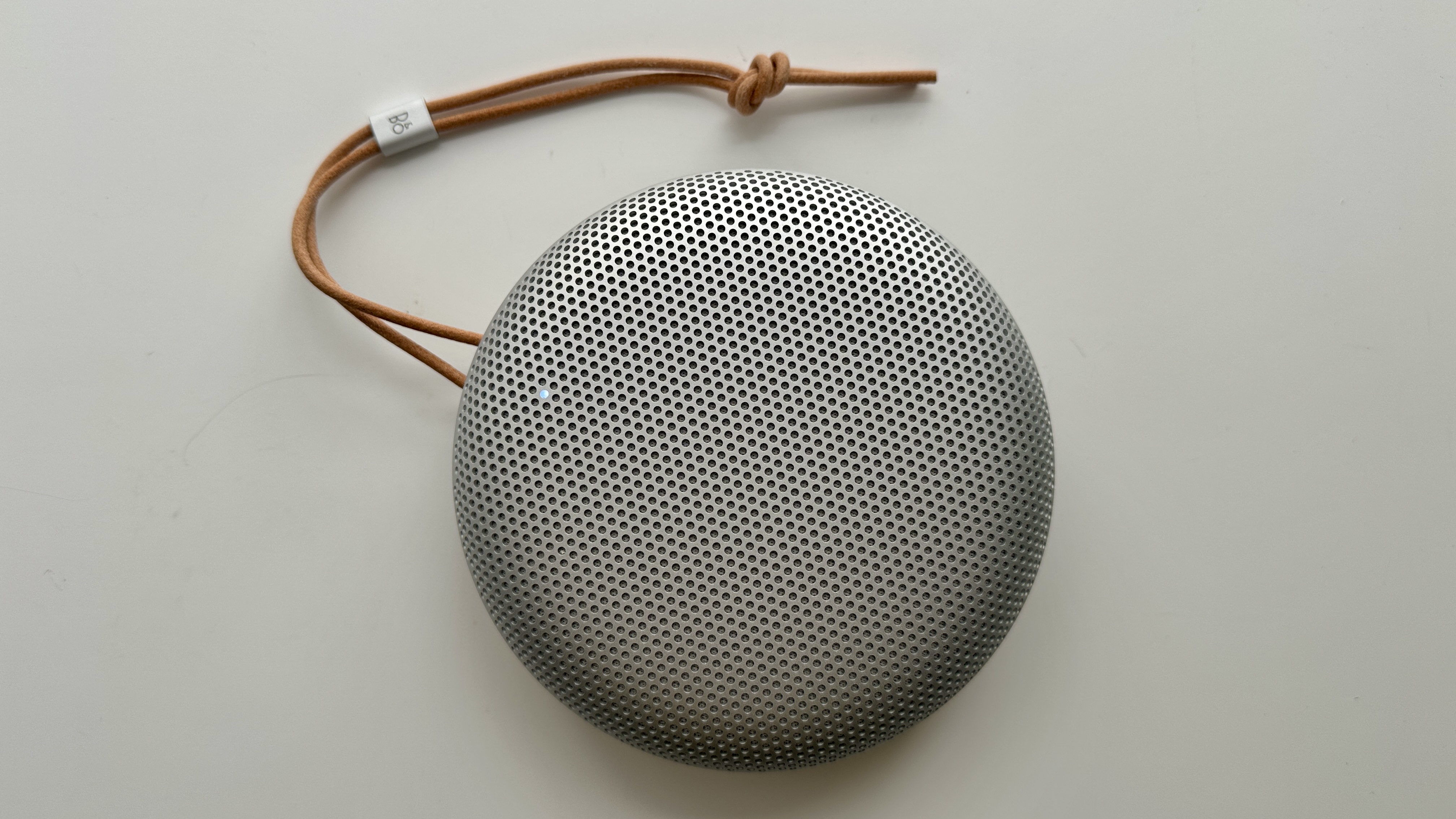 Bang &amp;amp; Olufsen Beosound A1 3rd Generation in silver, on gray table