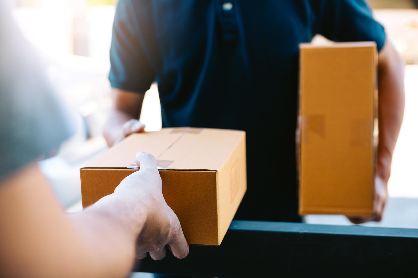 Ein Bote &uuml;bergibt jemanden ein Paket