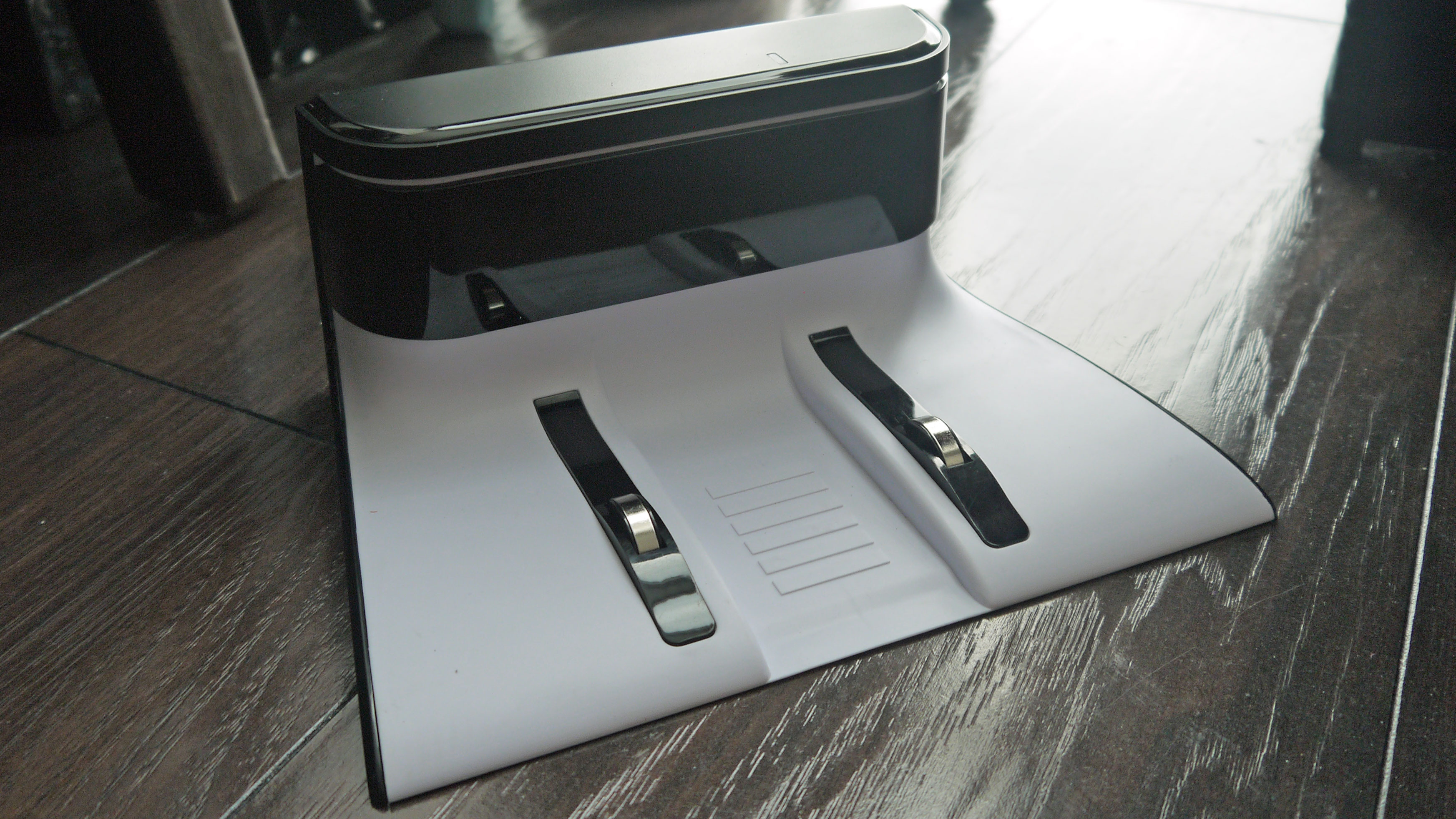 iLife V8S charging dock