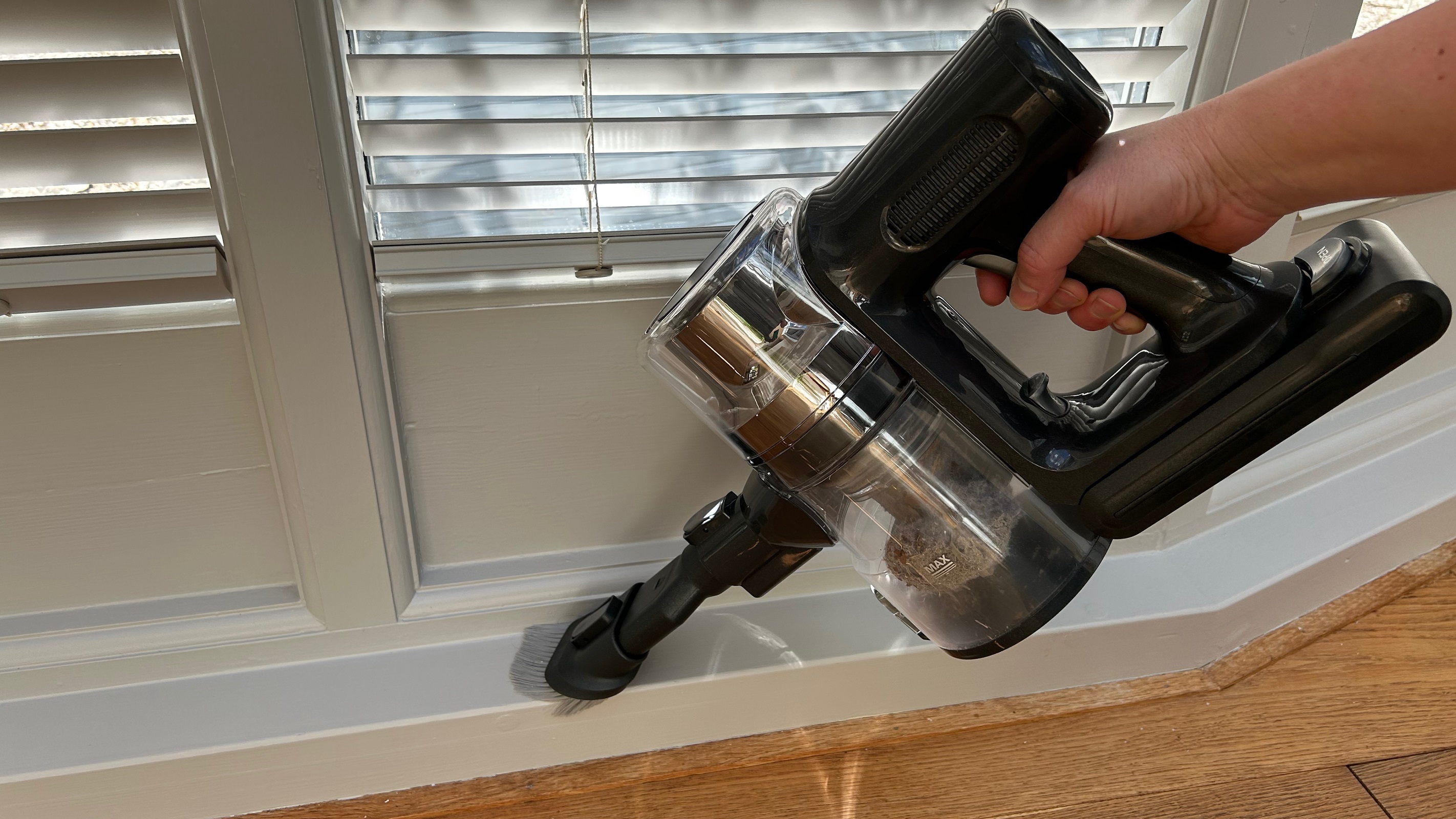 Using dusting brush with the proscenic p12