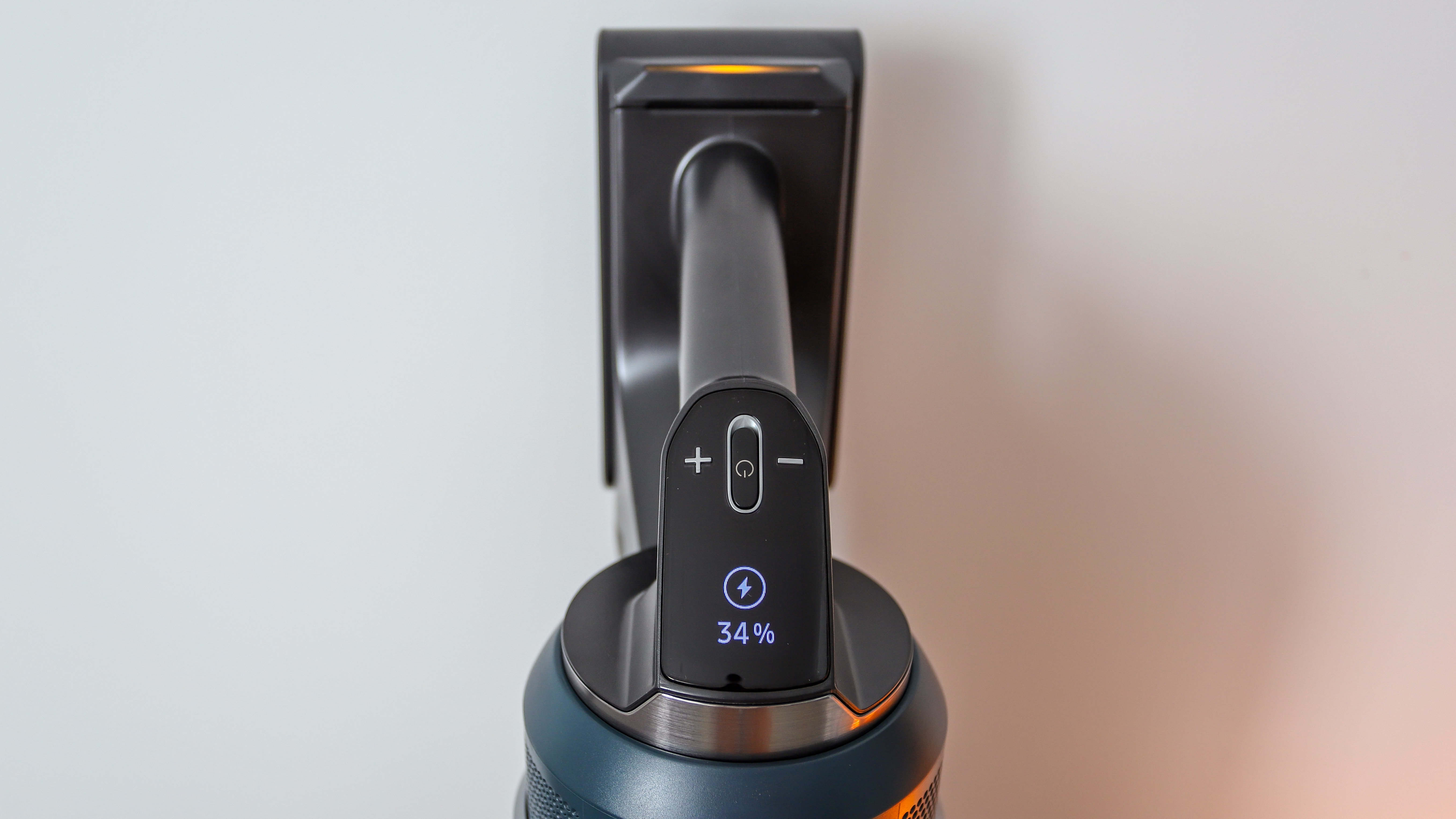 Samsung Bespoke Jet's battery charging indicator displayed