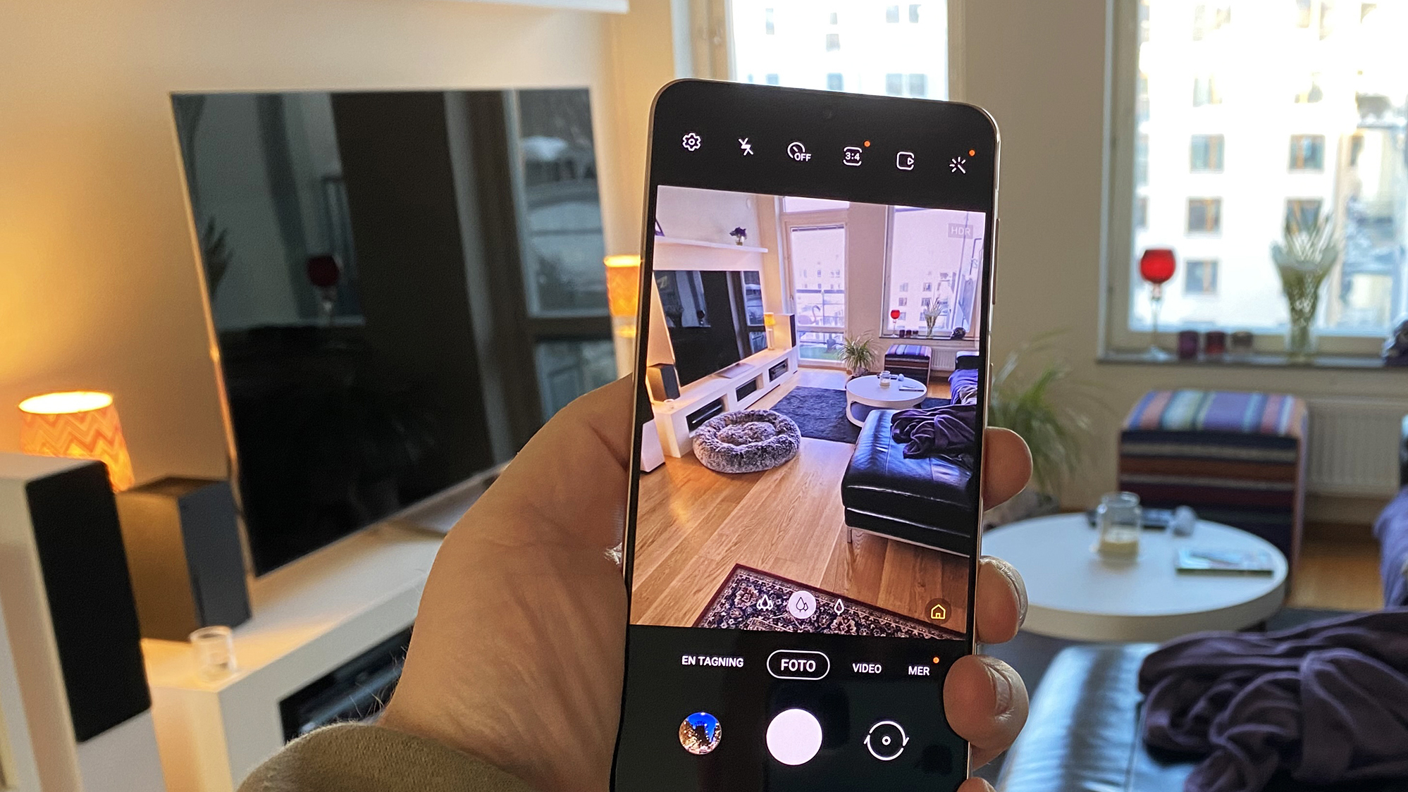 The camera viewfinder on a Samsung Galaxy S21 Plus